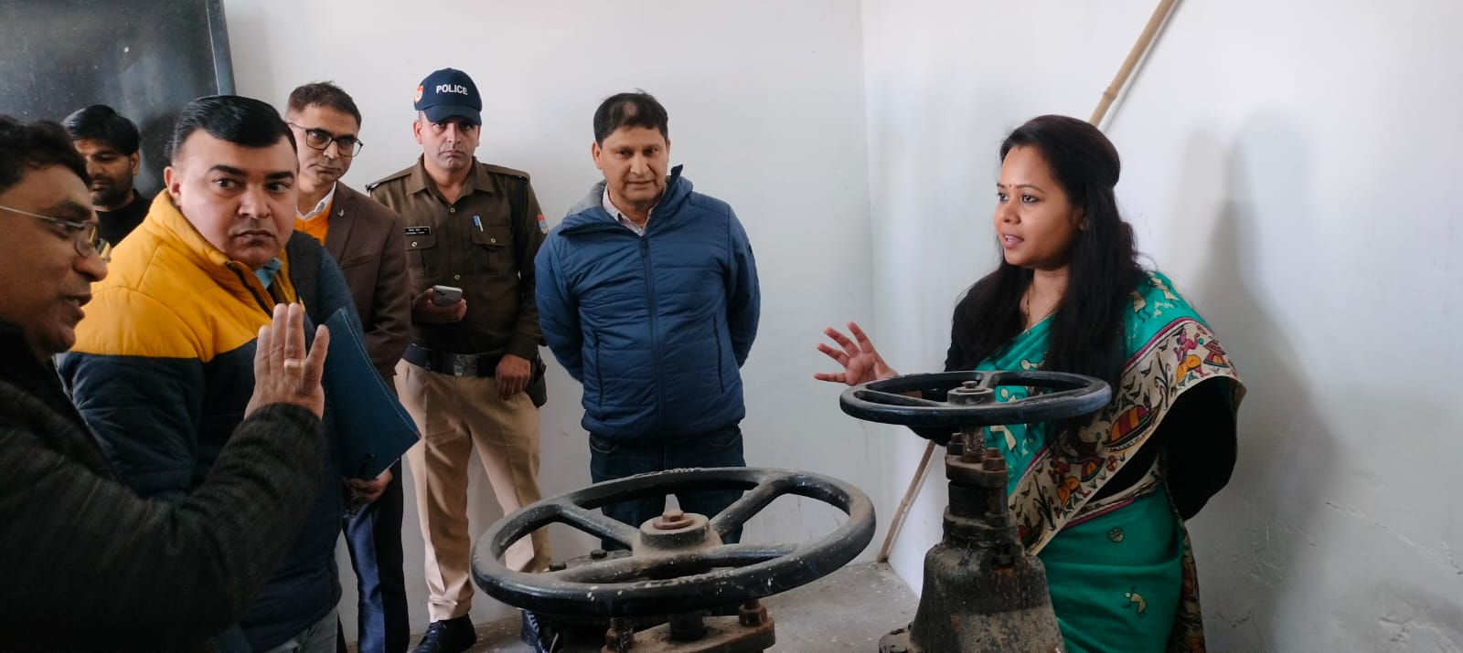 आकांक्षा कोंडे निरीक्षण करती हुई