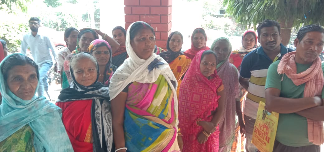 पेयजल की समस्या बताते हुए स्टेशनपारा की महिलाएं। पेयजल की समस्या बताते हुए स्टेशनपारा की महिलाएं।