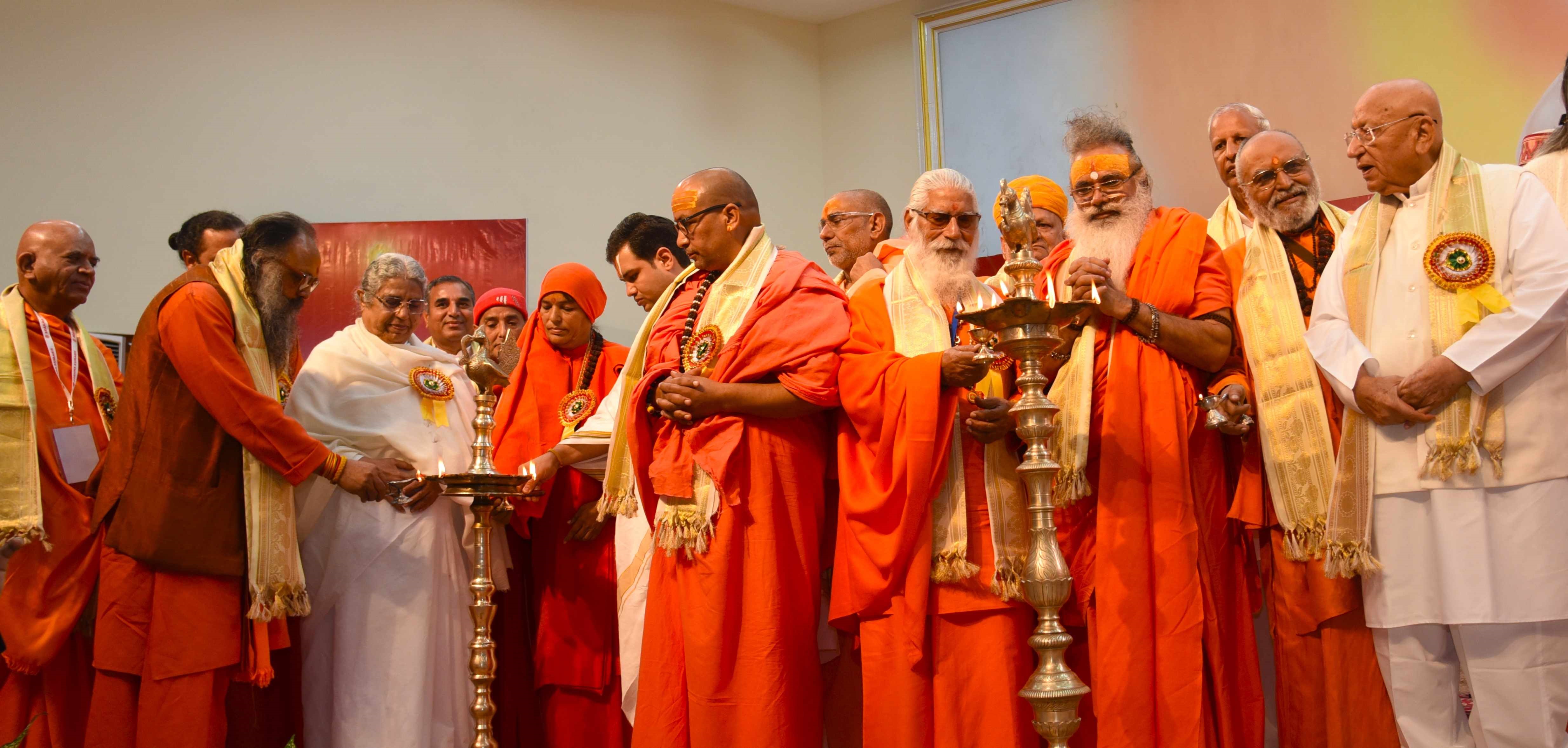 फोटो नंबर-02: अखिल भारतीय साधु संत महासम्मेलन का दीप प्रज्वलित कर उद्घाटन करते हुए बीके बृजमोहन भाई, स्वामी धर्मदेव जी, स्वामी सर्वानंद सरस्वती, आशा दीदी, स्वामी दिनेशानंद, महर्षि भृगु गोस्वामी सुशील जी, स्वामी विद्यगिरि जी, आचार्य परमानंद जी, योगीराज प्रणव चैतन्य जी एवं अन्य। फोटो नंबर-02: अखिल भारतीय साधु संत महासम्मेलन का दीप प्रज्वलित कर उद्घाटन करते हुए बीके बृजमोहन भाई, स्वामी धर्मदेव जी, स्वामी सर्वानंद सरस्वती, आशा दीदी, स्वामी दिनेशानंद, महर्षि भृगु गोस्वामी सुशील जी, स्वामी विद्यगिरि जी, आचार्य परमानंद जी, योगीराज प्रणव चैतन्य जी एवं अन्य।