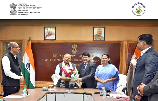 लभांश का चेक ग्रहण करते केंद्रीय मंत्री जीतन राम मांझी लभांश का चेक ग्रहण करते केंद्रीय मंत्री जीतन राम मांझी