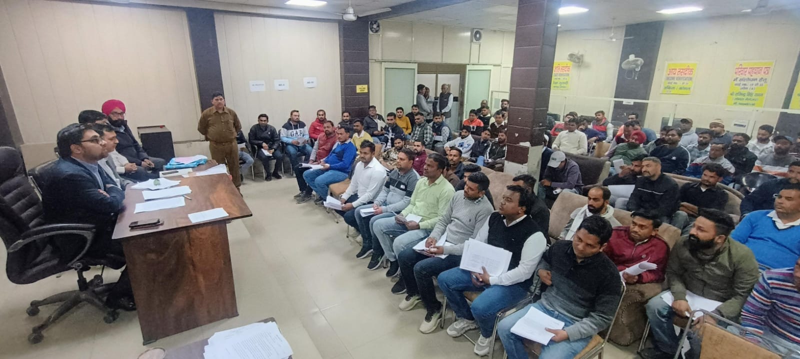 कर्मचारियों की बैठक करते आयुष सिन्हा कर्मचारियों की बैठक करते आयुष सिन्हा