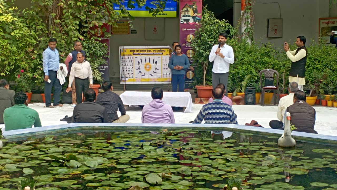 सीपीआर की ट्रेनिंग देते डॉक्टर, सामने बैठे कर्मचारी