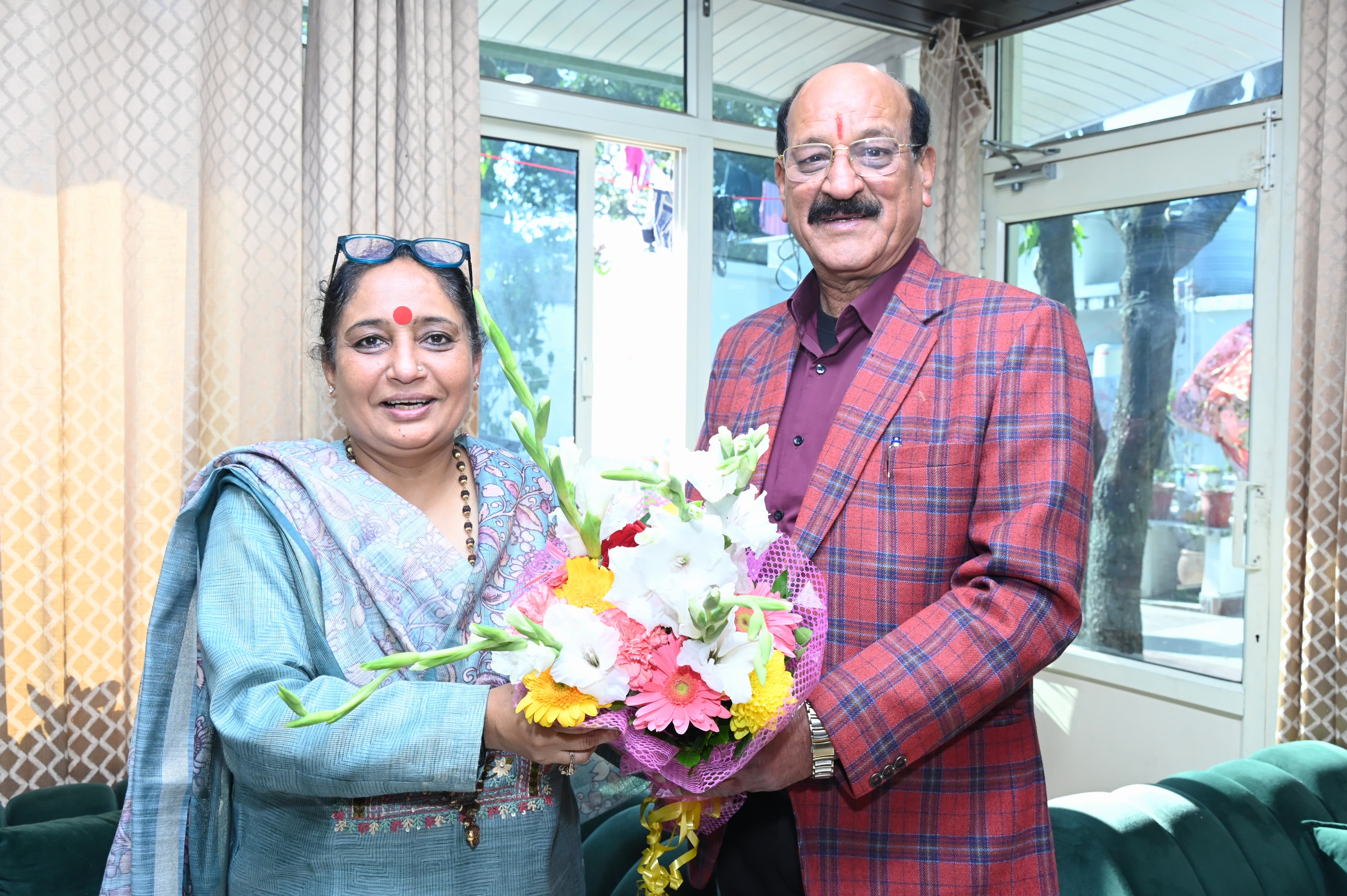 वन मंत्री सुबोध उनियाल से मिलतीं विधानसभा अध्यक्ष ऋतु खण्डूडी भूषण। वन मंत्री सुबोध उनियाल से मिलतीं विधानसभा अध्यक्ष ऋतु खण्डूडी भूषण।