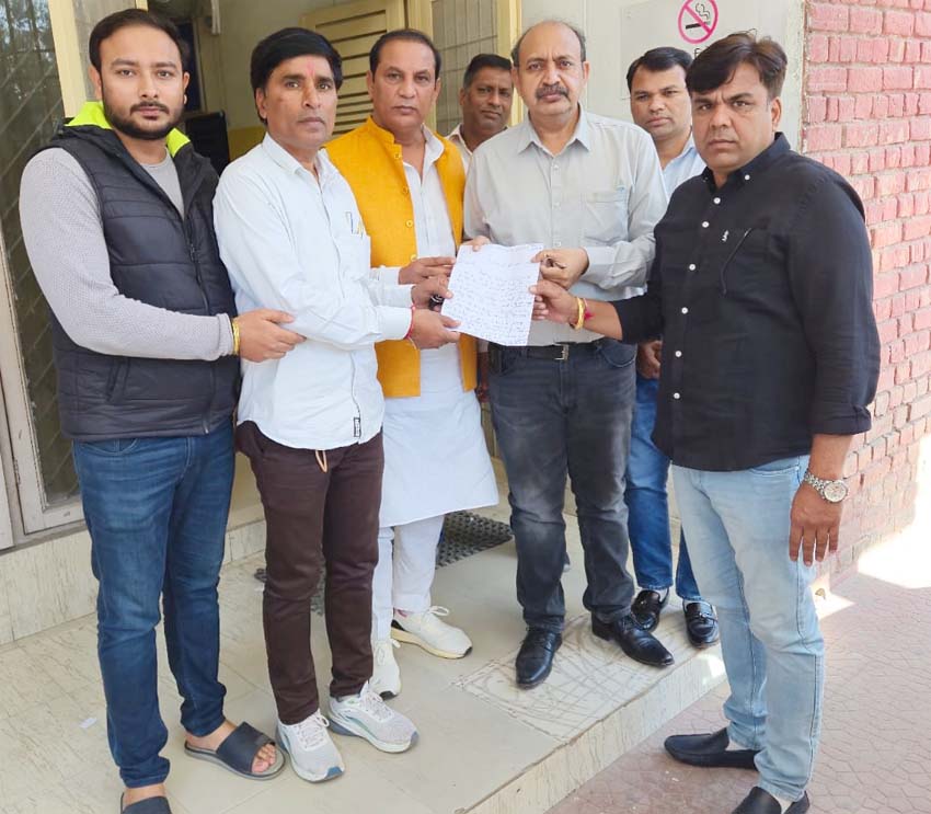 4 Snp-5 सोनीपत: मुख्यमंत्री के नाम डिप्टी सर्जन विजय गोयल को जिला पार्षद ज्ञापन सौंपते हुए। 4 Snp-5 सोनीपत: मुख्यमंत्री के नाम डिप्टी सर्जन विजय गोयल को जिला पार्षद ज्ञापन सौंपते हुए।