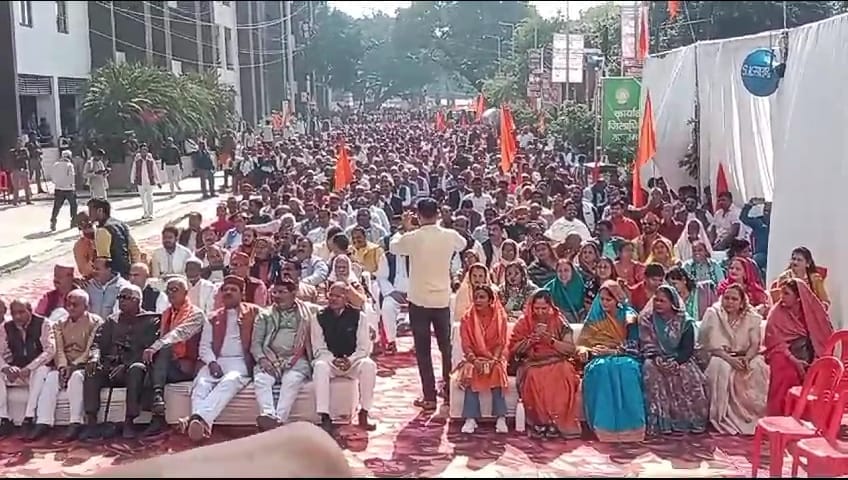 कलेक्ट्रेट पर आयोजित कार्यक्रम में उमड़ी भीड़ कलेक्ट्रेट पर आयोजित कार्यक्रम में उमड़ी भीड़