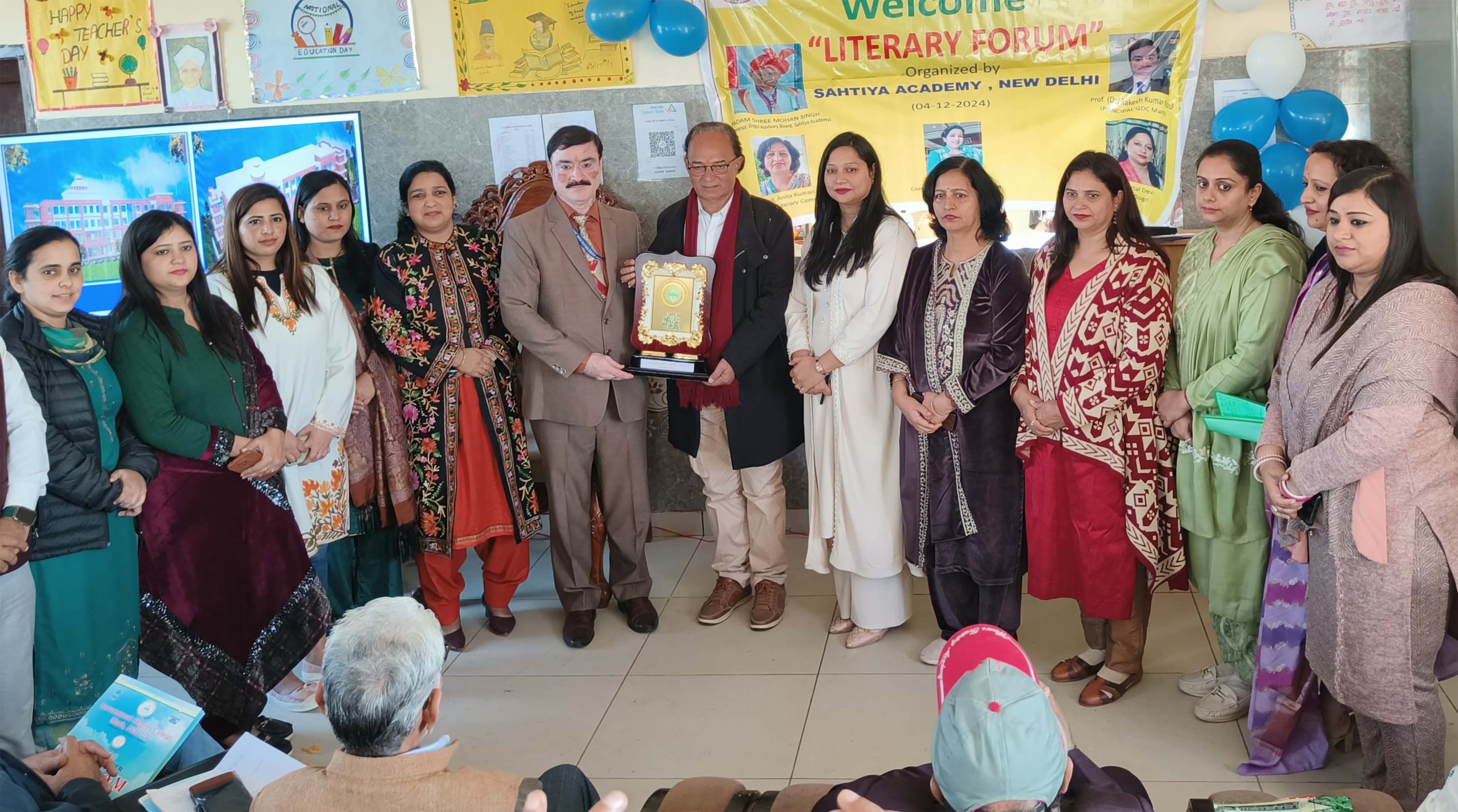 साहित्यिक मंच का भव्य आयोजन, डोगरी के चार दिग्गज कवियों ने बिखेरा काव्य का रंग साहित्यिक मंच का भव्य आयोजन, डोगरी के चार दिग्गज कवियों ने बिखेरा काव्य का रंग