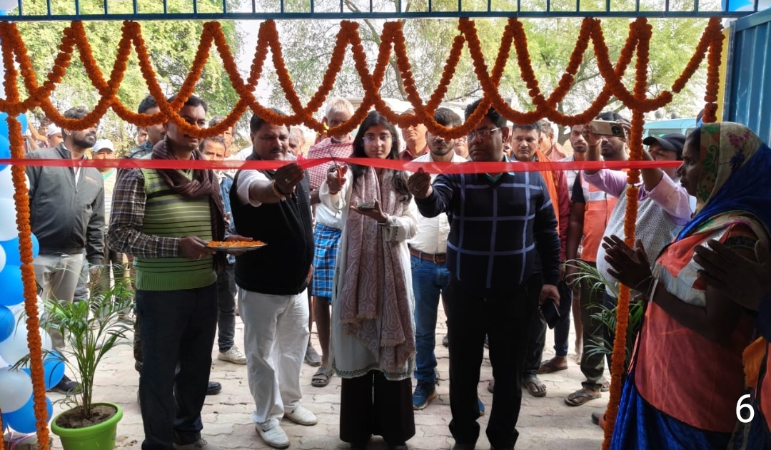 उद्घाटन करते अतिथि उद्घाटन करते अतिथि