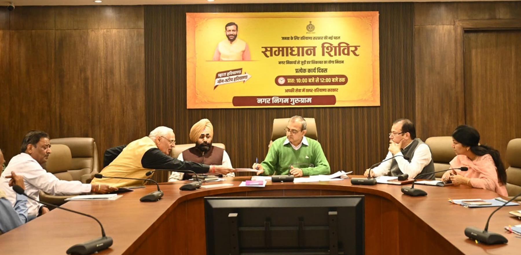 फोटो नंबर-01: गुरुग्राम नगर निगम में समाधान शिविर में शिकायतें सुनते निगमायुक्त अशोक कुमार गर्ग। फोटो नंबर-01: गुरुग्राम नगर निगम में समाधान शिविर में शिकायतें सुनते निगमायुक्त अशोक कुमार गर्ग।