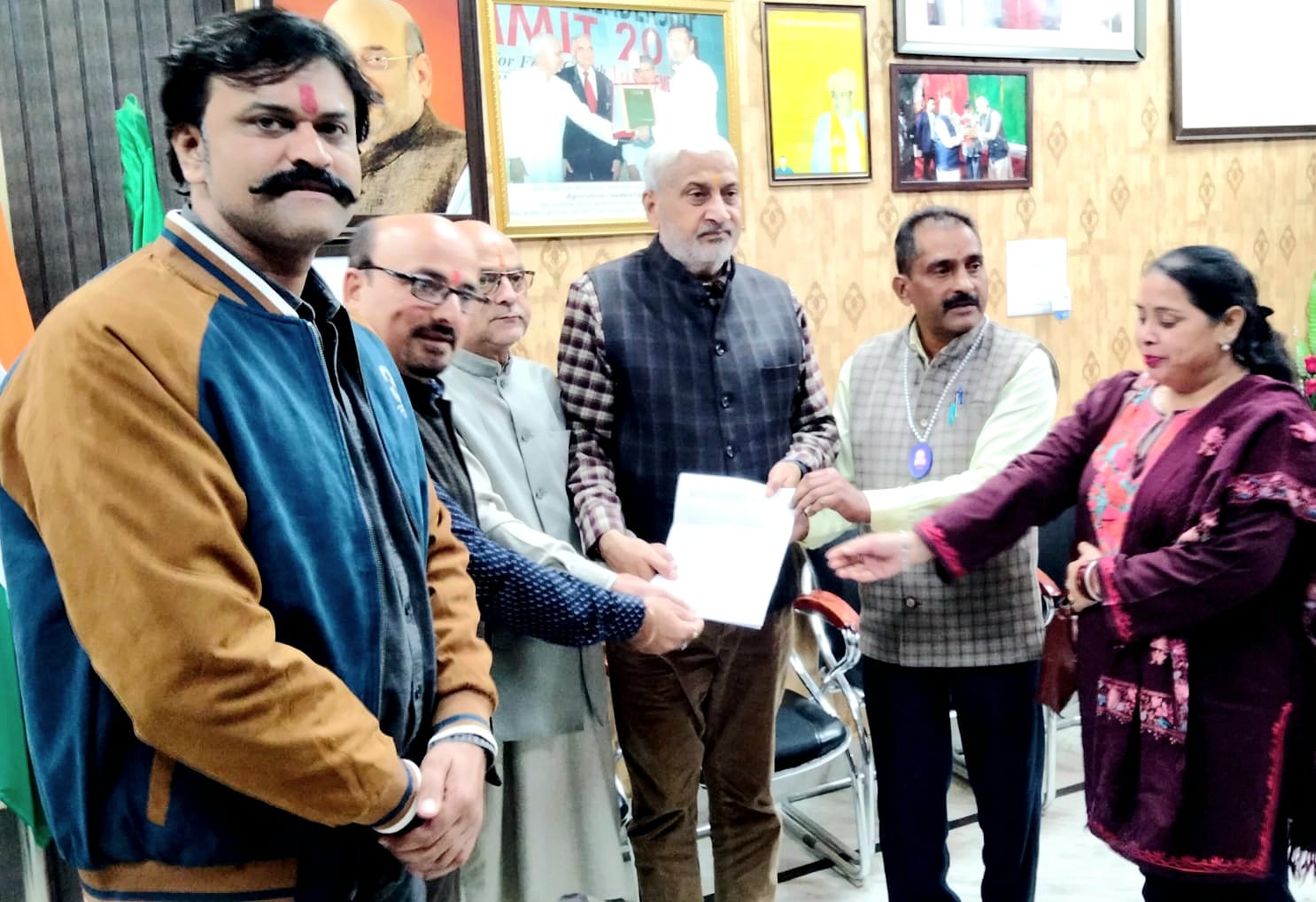 विधायक से मुलाकात कर मांगों का ज्ञापन सौंपा, सनातन बोर्ड के गठन की मांग की विधायक से मुलाकात कर मांगों का ज्ञापन सौंपा, सनातन बोर्ड के गठन की मांग की