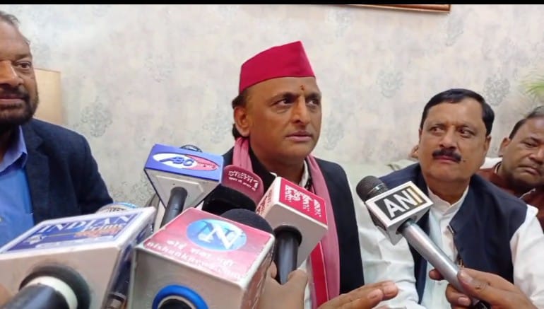 मीडिया से बात करते सपा अध्यक्ष अखिलेश यादव मीडिया से बात करते सपा अध्यक्ष अखिलेश यादव