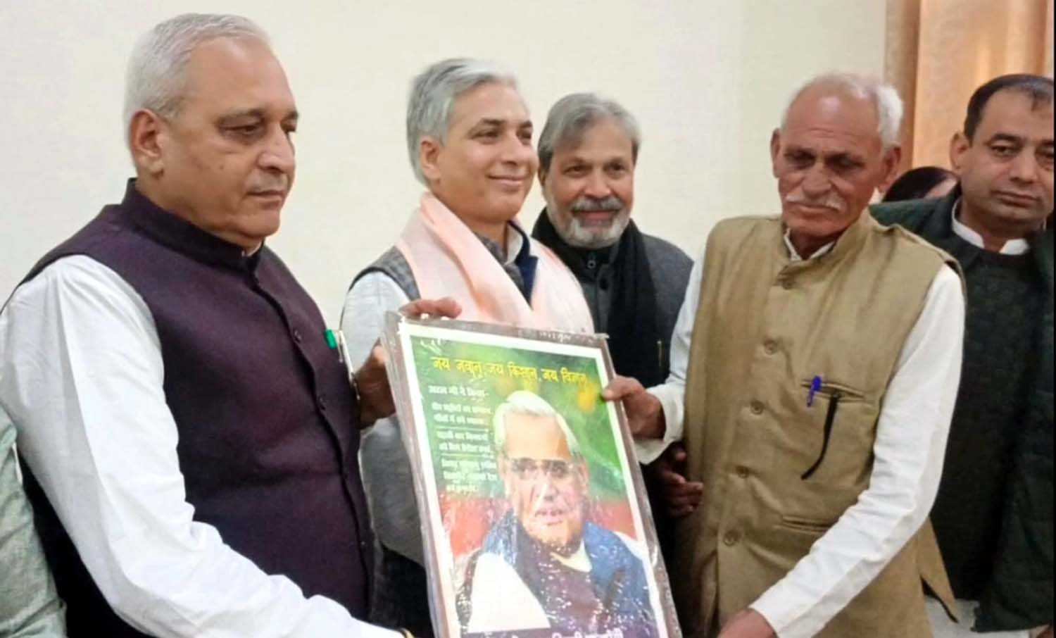 बैठक में केबिनेट मंत्री को पूर्व प्रधानमंत्री की प्रतिमा भेंट करते कार्यकर्ता। बैठक में केबिनेट मंत्री को पूर्व प्रधानमंत्री की प्रतिमा भेंट करते कार्यकर्ता।