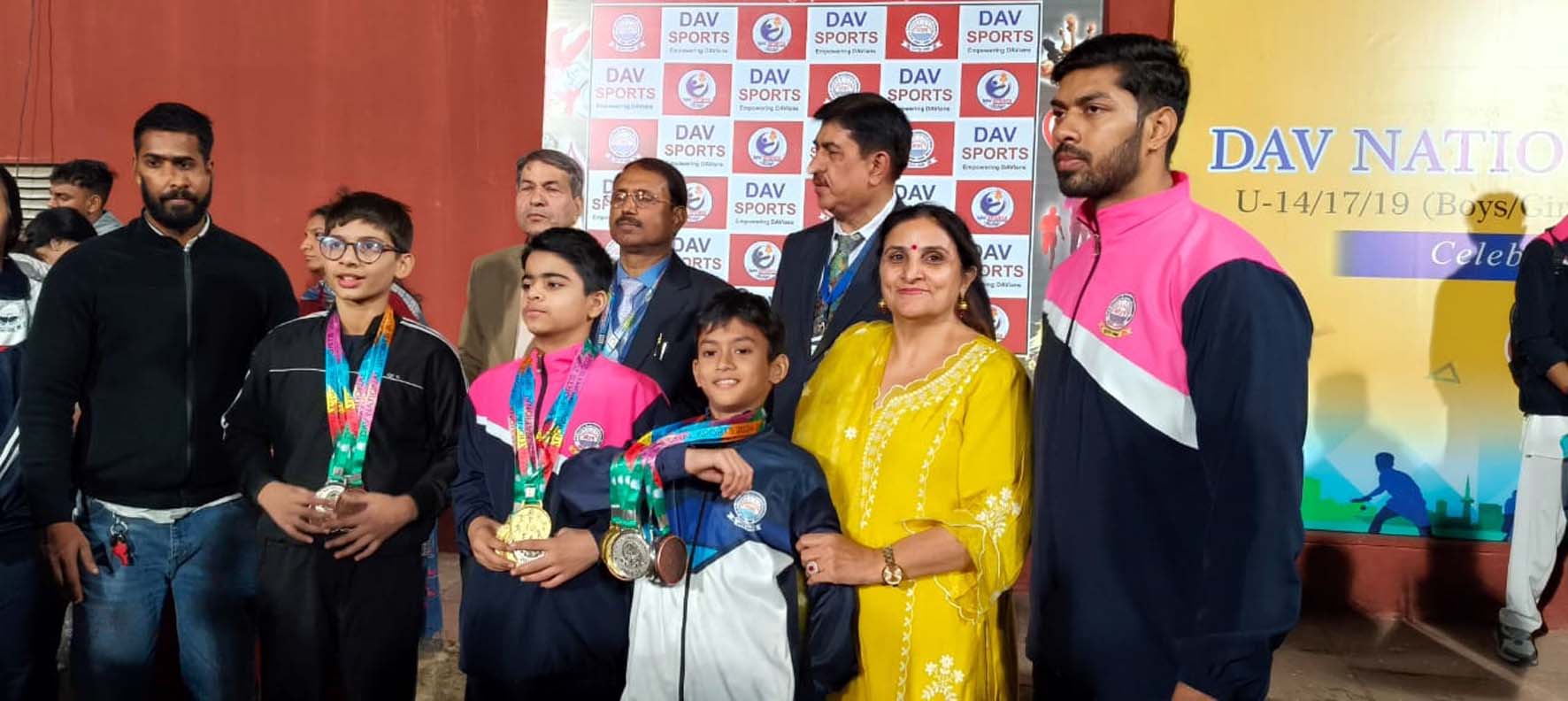 केएल आर्य डीएवी पब्लिक स्कूल के विजेता विद्यार्थी पुरस्कार लेते हुए।