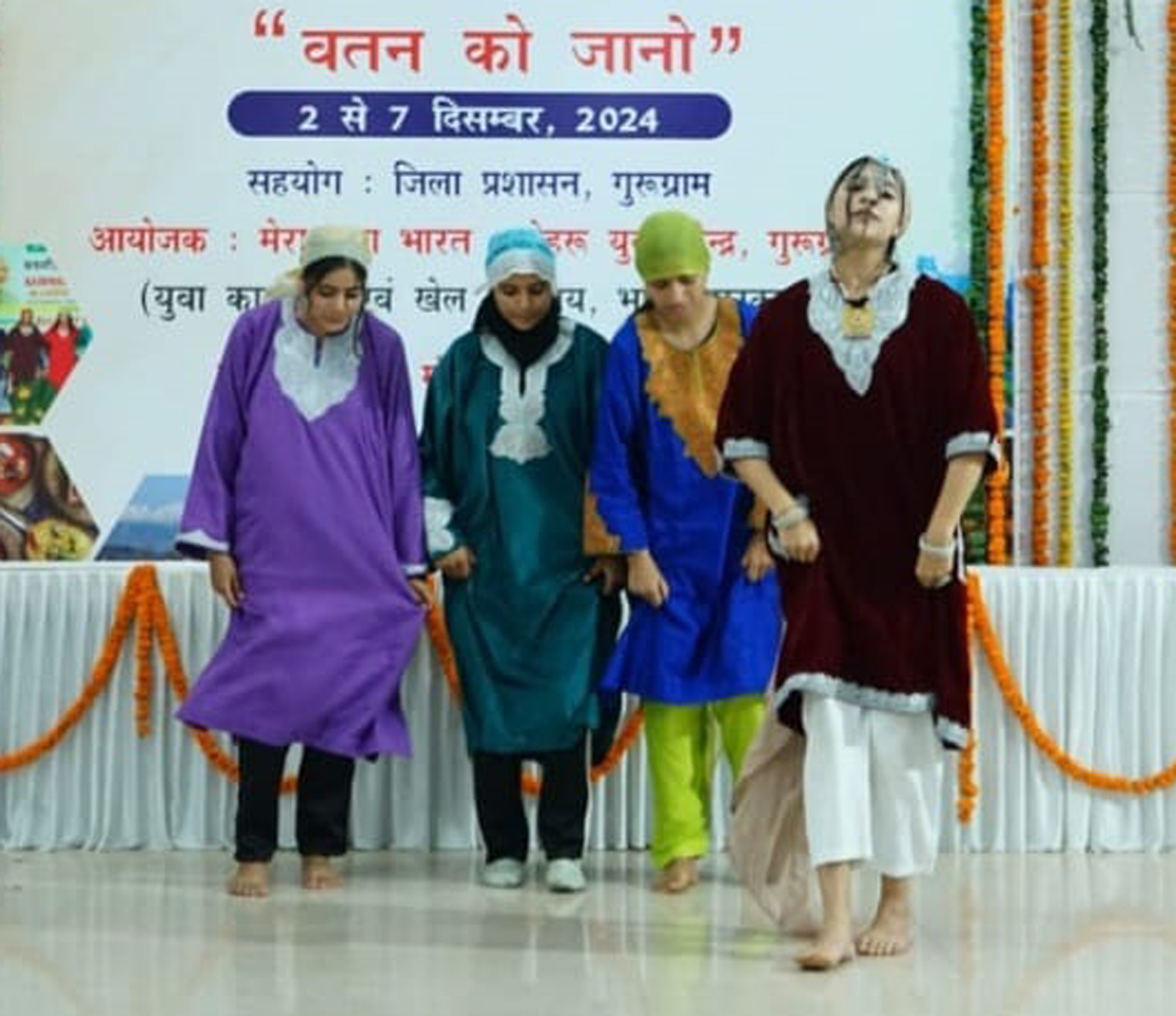 फोटो नंबर-04: गुरुग्राम में कश्मीरी युवा आदान-प्रदान कार्यक्रम में सांस्कृतिक कार्यक्रम प्रस्तुत करती कश्मीरी युवतियां। फोटो नंबर-04: गुरुग्राम में कश्मीरी युवा आदान-प्रदान कार्यक्रम में सांस्कृतिक कार्यक्रम प्रस्तुत करती कश्मीरी युवतियां।