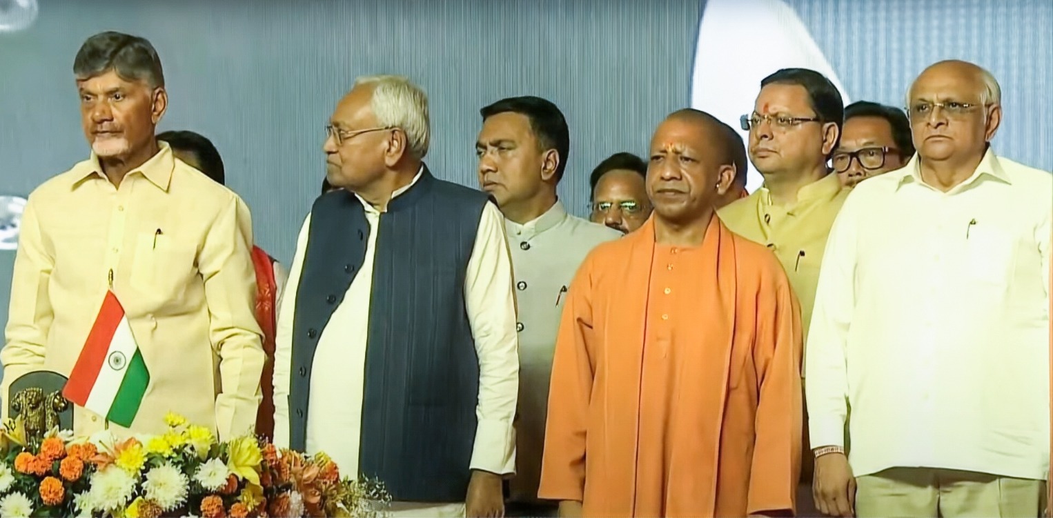 मुंबई में महाराष्ट्र की नवनिर्वाचित सरकार के शपथ ग्रहण समारोह में उत्तराखंड के मुख्यमंत्री पुष्कर सिंह धामी। मुंबई में महाराष्ट्र की नवनिर्वाचित सरकार के शपथ ग्रहण समारोह में उत्तराखंड के मुख्यमंत्री पुष्कर सिंह धामी।