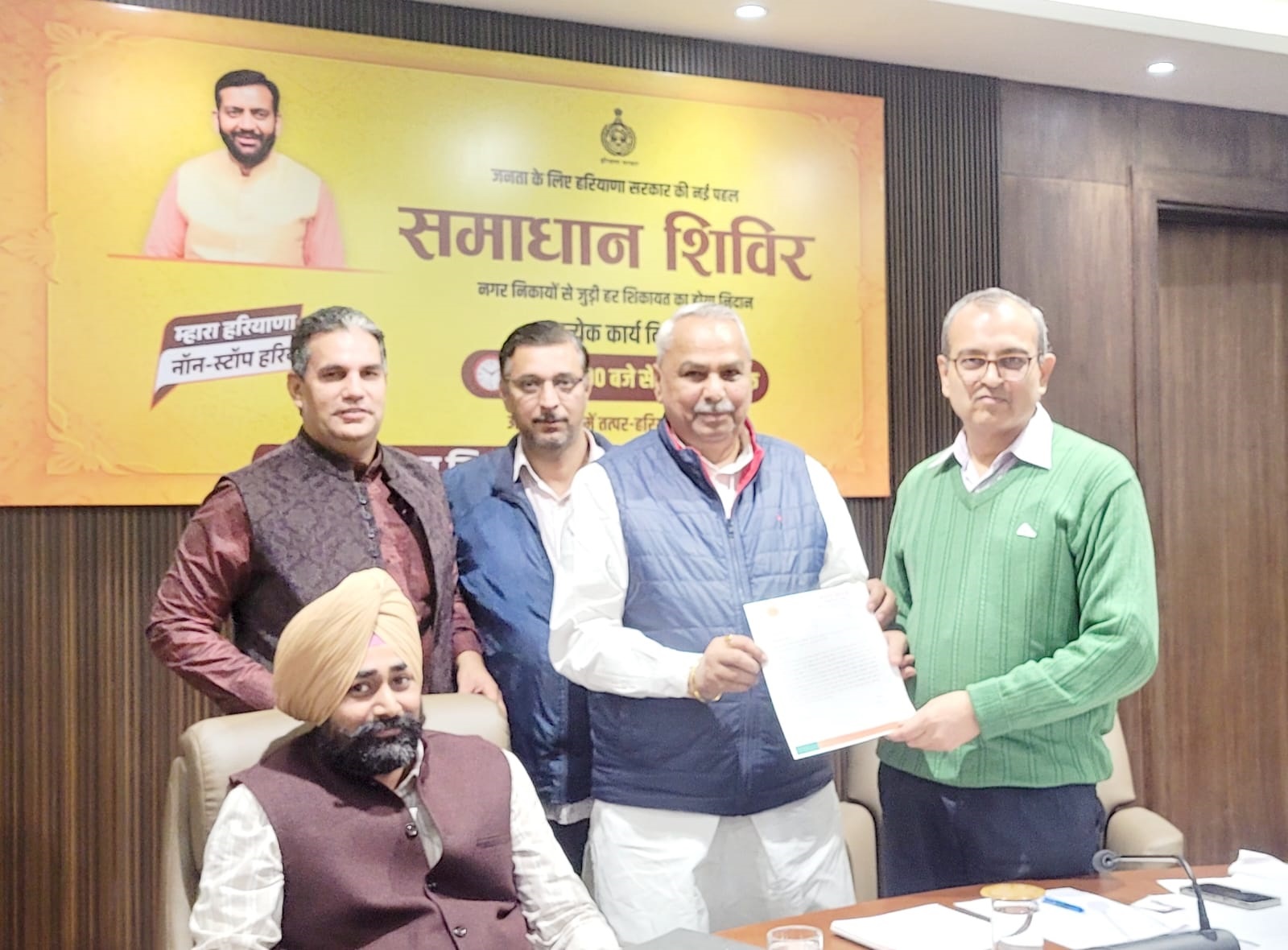 फोटो नंबर-02: निगमायुक्त को मांग पत्र सौंपते पूर्व पार्षद मंगत राम बागड़ी। फोटो नंबर-02: निगमायुक्त को मांग पत्र सौंपते पूर्व पार्षद मंगत राम बागड़ी।