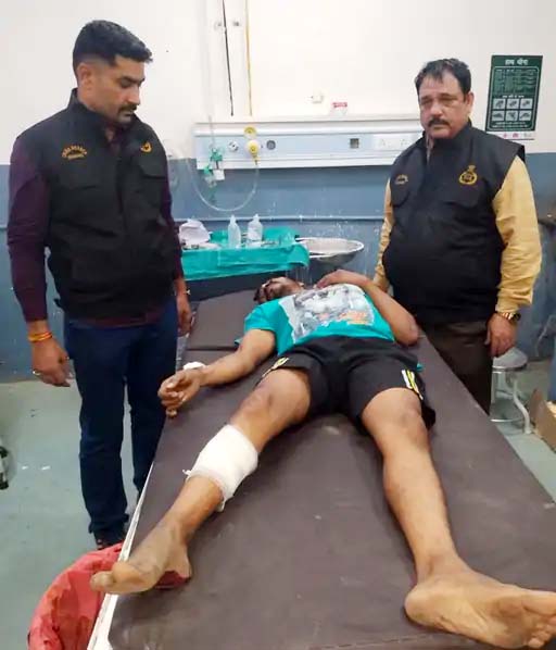 फायरिंग में जख्मी बदमाश अस्पताल में उपचाराधीन अवस्था में फायरिंग में जख्मी बदमाश अस्पताल में उपचाराधीन अवस्था में