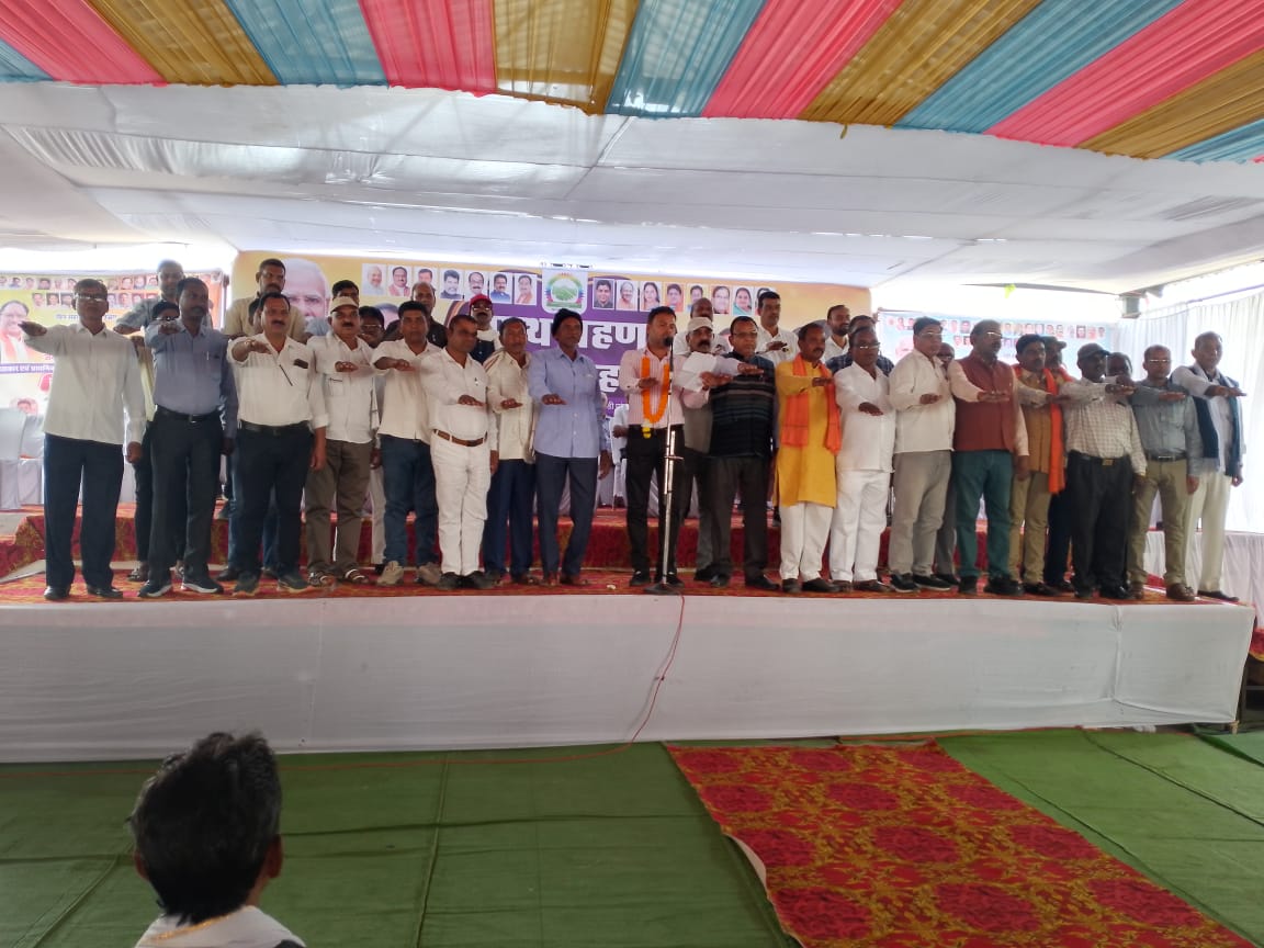 पुरानी कृषि उपज मंडी प्रांगण में शपथ लेते हुए 36 प्राधिकृत अधिकारी। पुरानी कृषि उपज मंडी प्रांगण में शपथ लेते हुए 36 प्राधिकृत अधिकारी।
