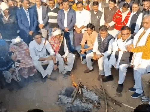 लाेगाें से मुलाकात करते पायलट। लाेगाें से मुलाकात करते पायलट।