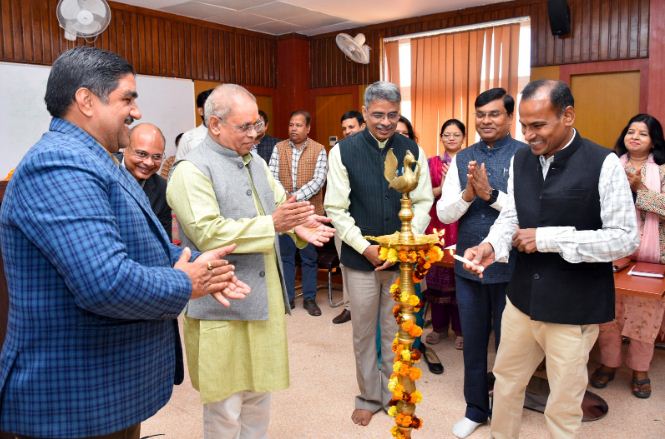 मीडिया कार्यशाला का शुभारम्भ करते हुए अतिथिगण