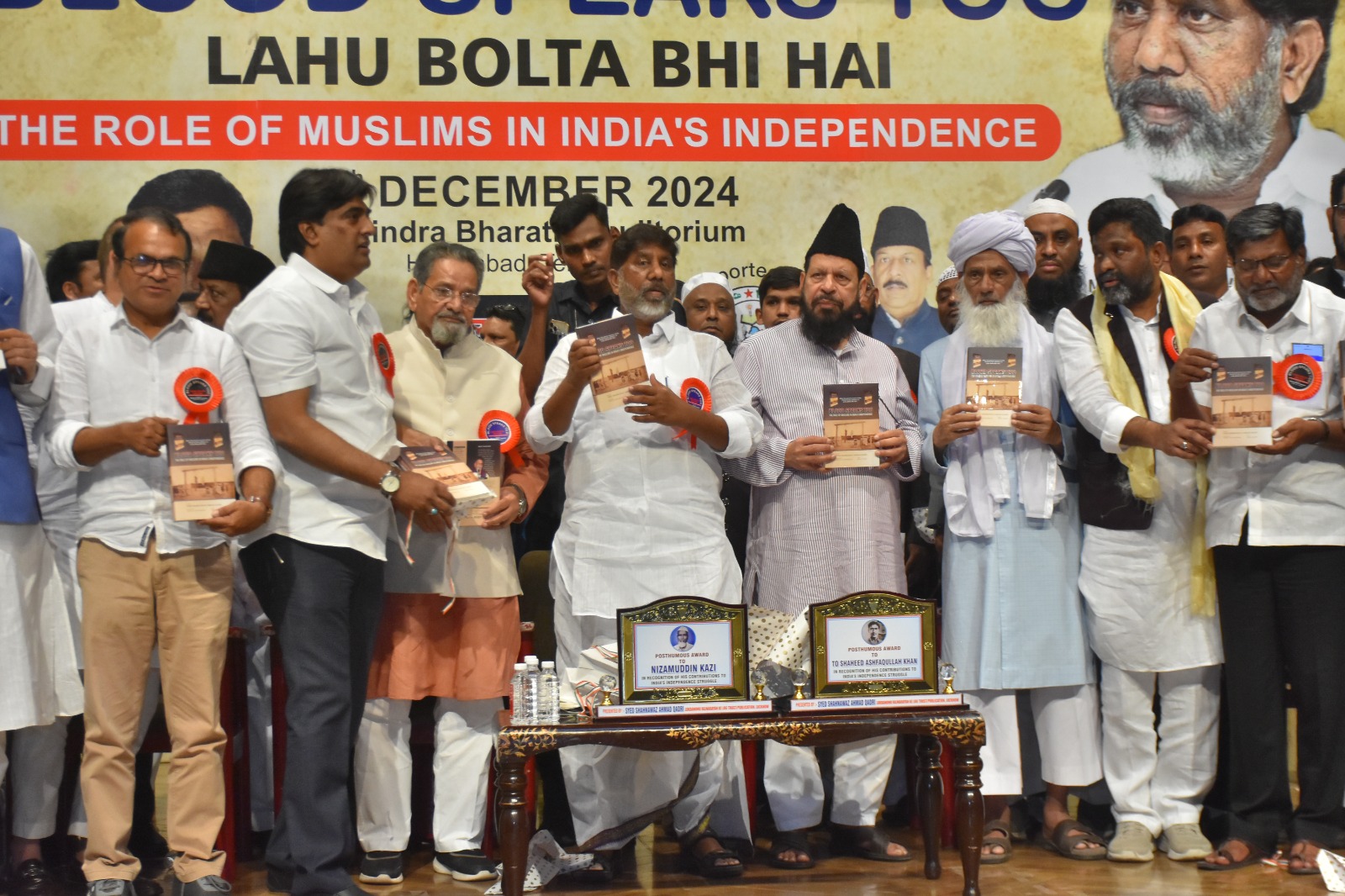 ब्लड स्पीक्स टू का विमाेचन करते उपमुख्यमंत्री भट्टी, पुस्तक लेखक शाहनवाज कादरी और अन्य। ब्लड स्पीक्स टू का विमाेचन करते उपमुख्यमंत्री भट्टी, पुस्तक लेखक शाहनवाज कादरी और अन्य।