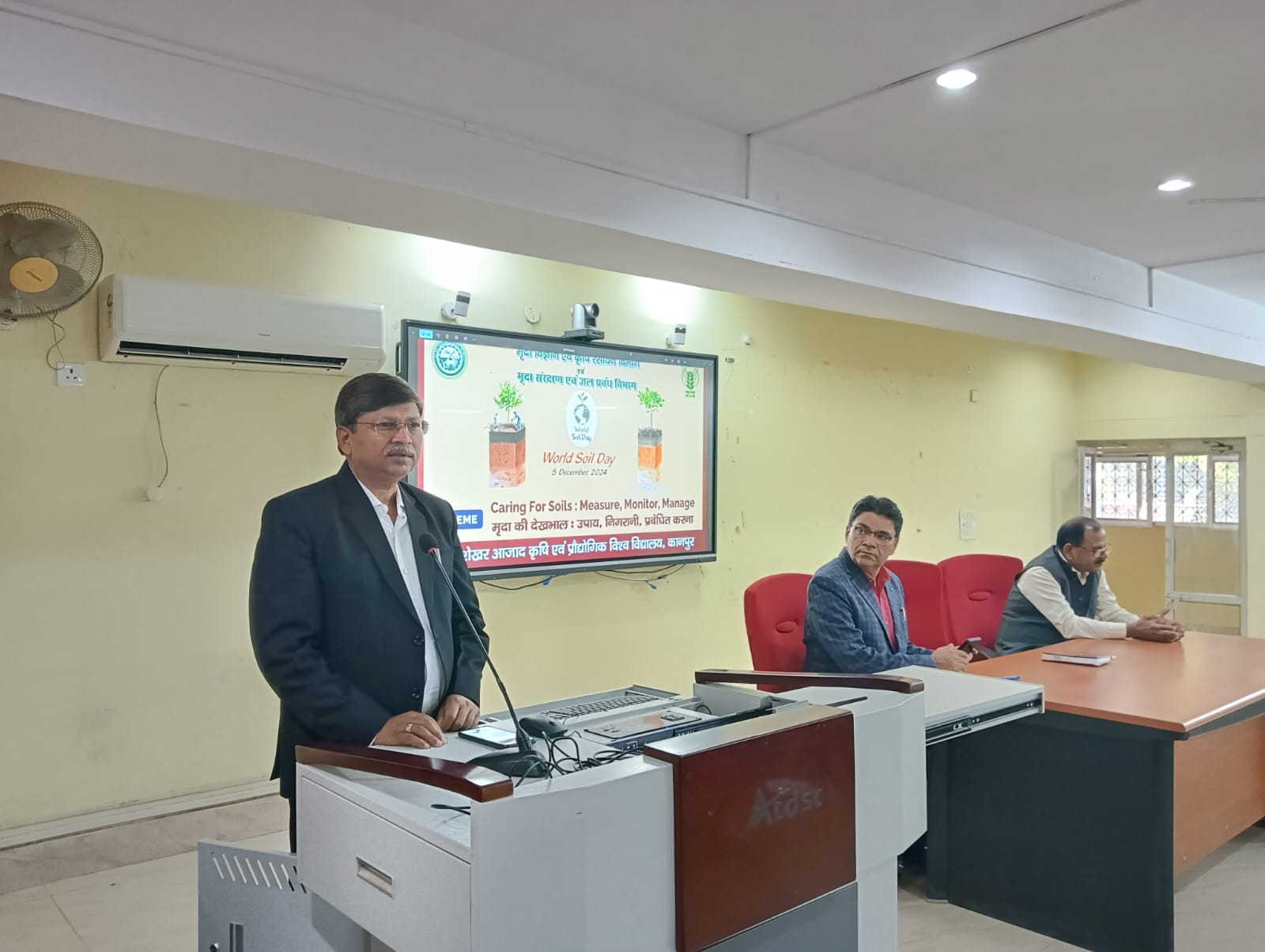 सीएसए में मिट्टी उर्वरता की जानकारी देते मृदा वैज्ञानिक सीएसए में मिट्टी उर्वरता की जानकारी देते मृदा वैज्ञानिक