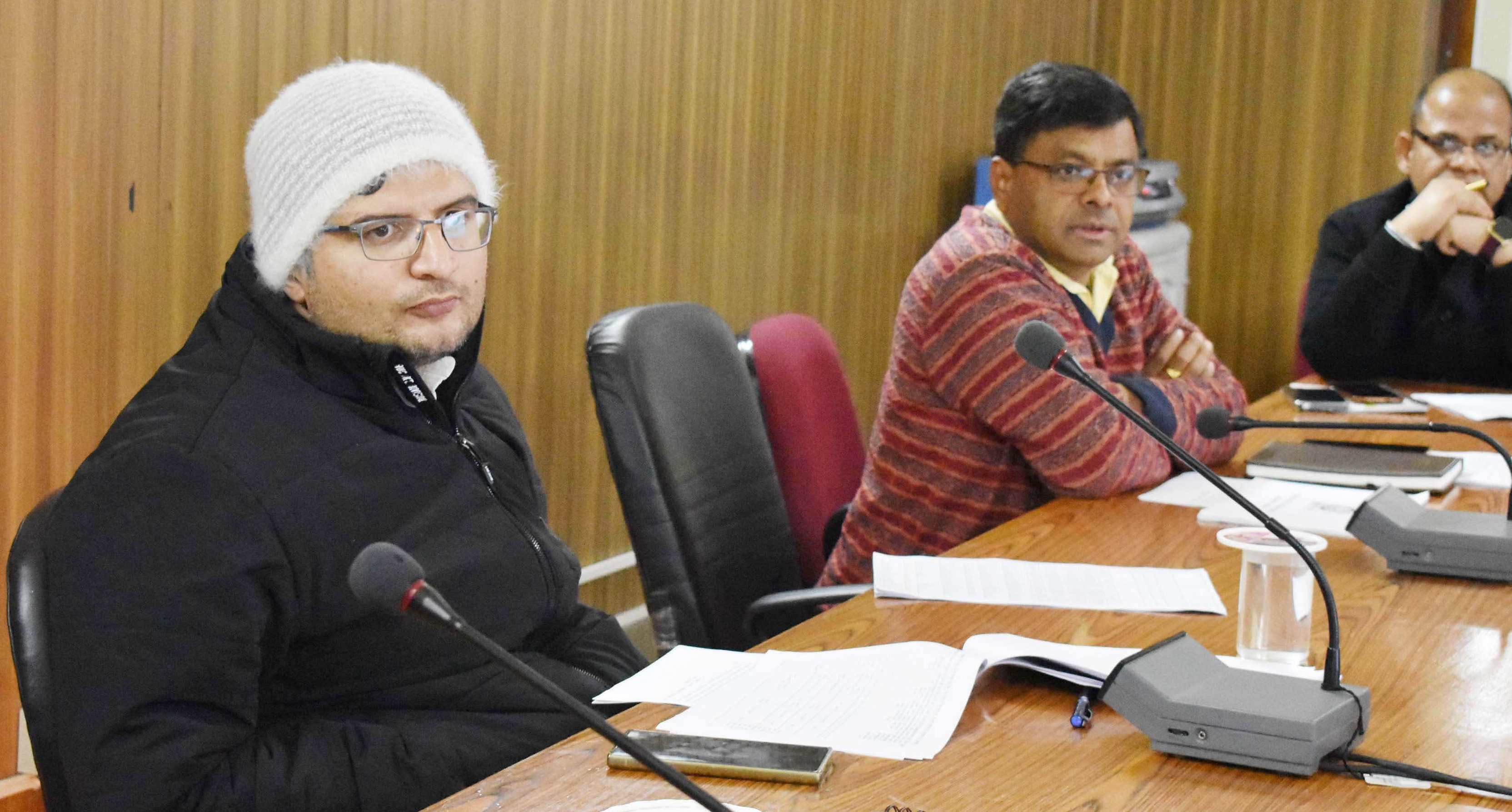 गोपेश्वर में सारा की बैठक लेते हुए डीएम। गोपेश्वर में सारा की बैठक लेते हुए डीएम।