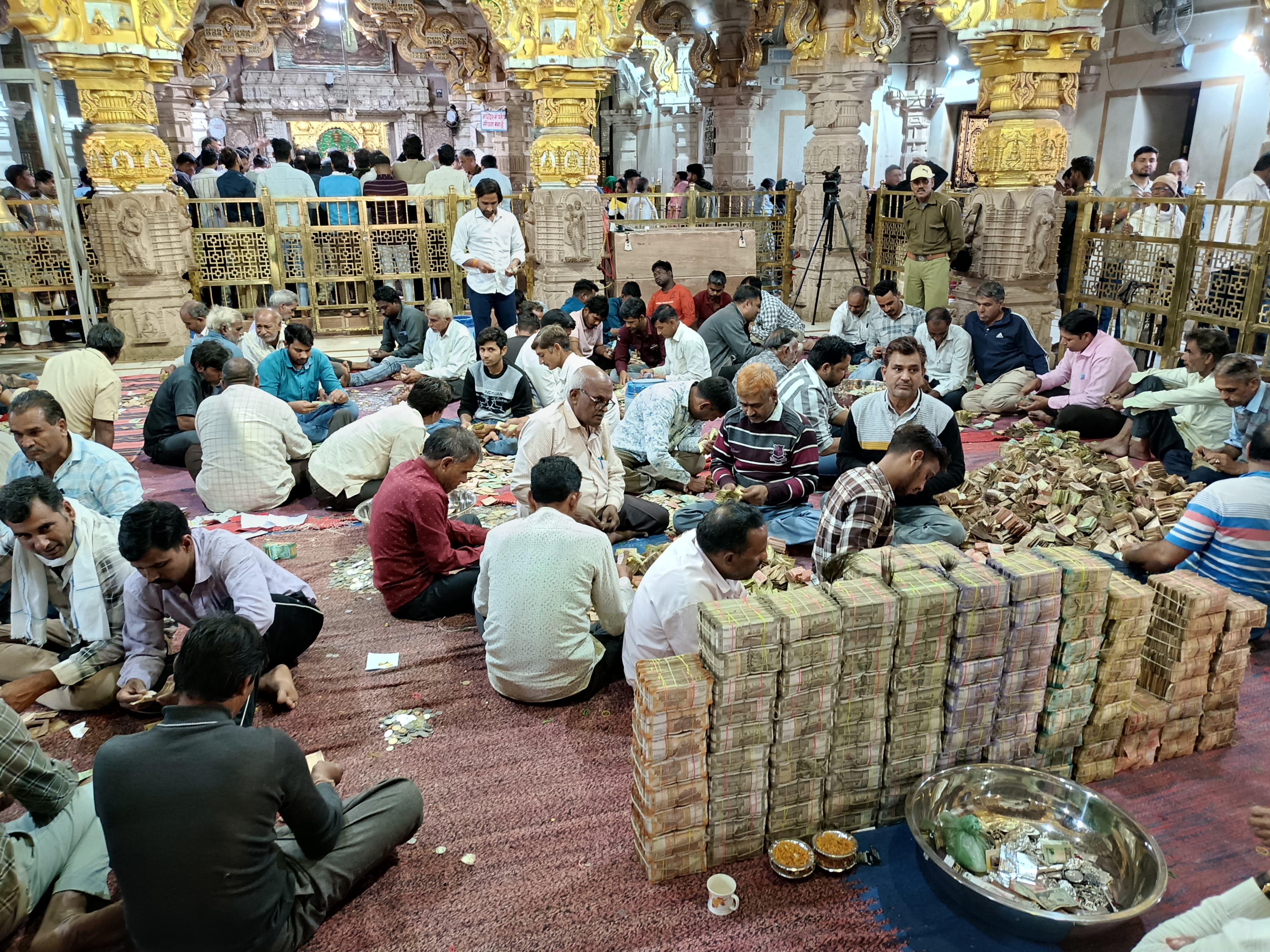 चित्तौड़गढ़ जिले के सांवलियाजी मंदिर में खोले भंडार की गुरुवार को पांचवें चरण में गणना हुई। चित्तौड़गढ़ जिले के सांवलियाजी मंदिर में खोले भंडार की गुरुवार को पांचवें चरण में गणना हुई।