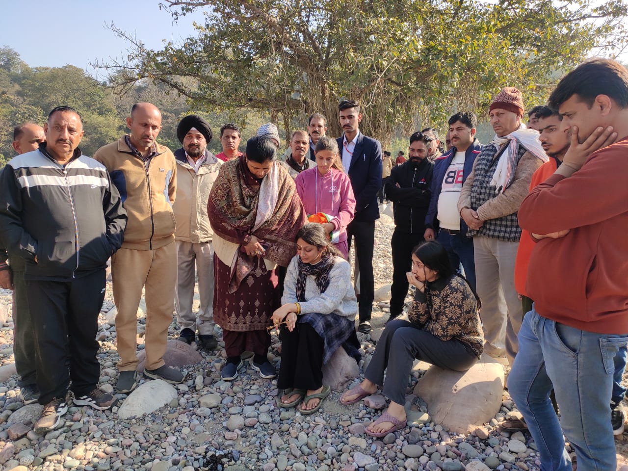 अंतिम संस्कार के दौरान बेटी को सांत्वना देते हुए विधायक कमलेश ठाकुर। अंतिम संस्कार के दौरान बेटी को सांत्वना देते हुए विधायक कमलेश ठाकुर।