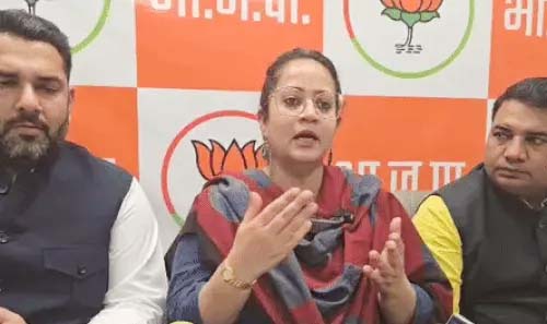5 Snp-2  सोनीपत: विधायक निखिल मदान के कार्यालय में         पत्रकारों से बात करते हुए स्वास्थ्य मंत्री आरती राव