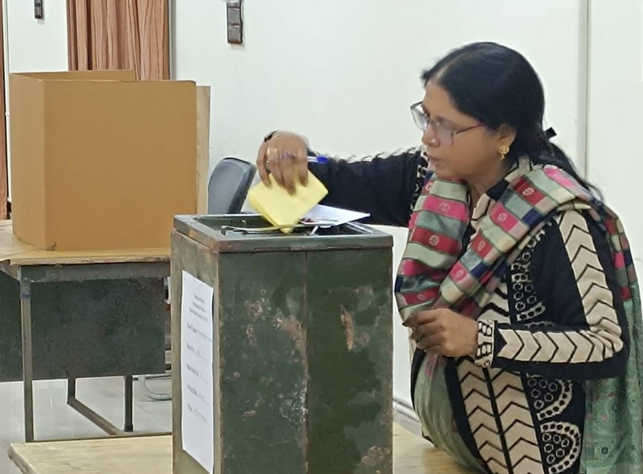 रेलवे के ट्रेड यूनियन चुनाव में मतदान करती महिला रेलकर्मी  