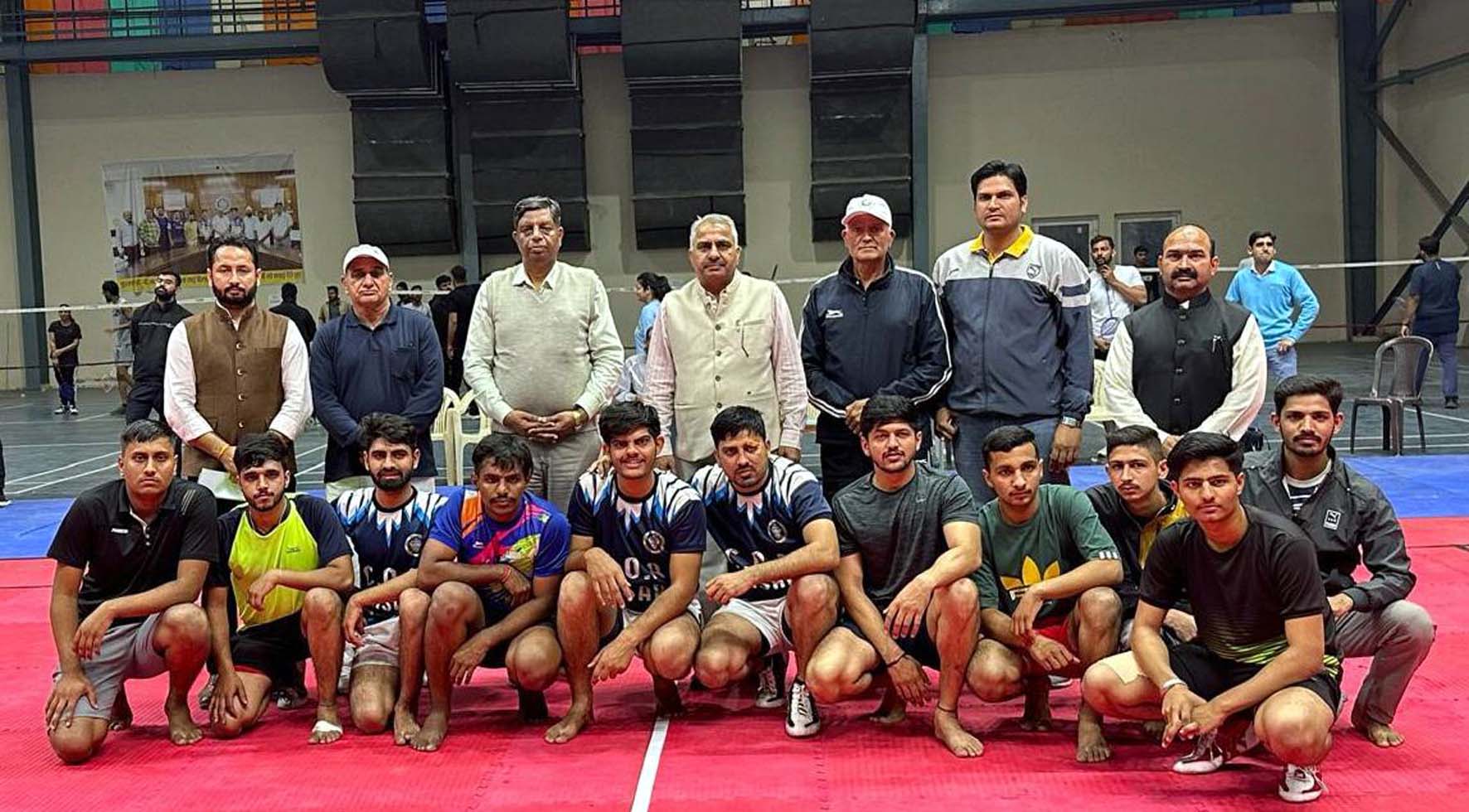विजेता टीम के साथ अनुसंधाान निदेश्क डॉ. राजबीर गर्ग। विजेता टीम के साथ अनुसंधाान निदेश्क डॉ. राजबीर गर्ग।