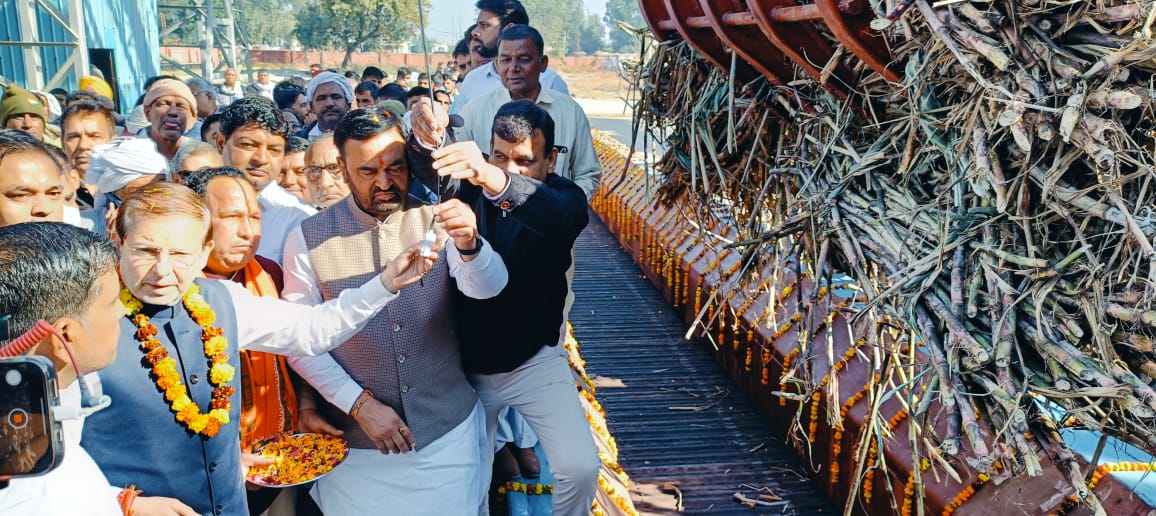 मिल में गन्ना पेराई का शुभांरभ करते हुए। मिल में गन्ना पेराई का शुभांरभ करते हुए।