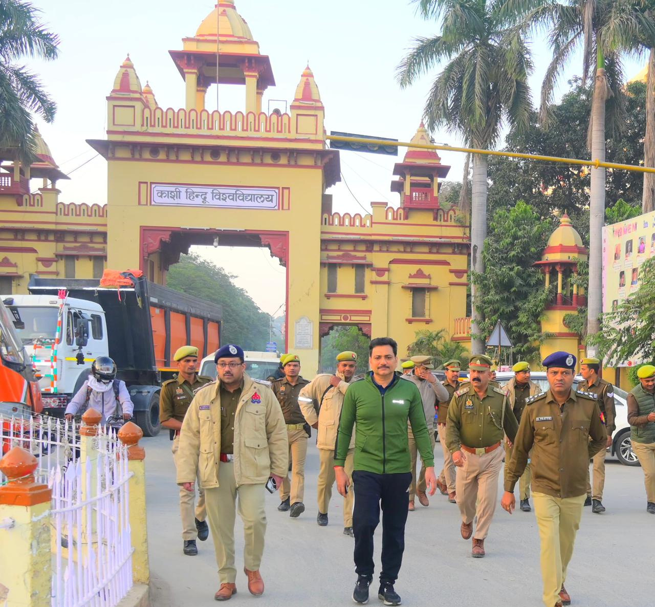 पैदल गश्त कर नागरिकों से संवाद करते पुलिस कमिश्नर:फोटो बच्चा गुप्ता पैदल गश्त कर नागरिकों से संवाद करते पुलिस कमिश्नर:फोटो बच्चा गुप्ता