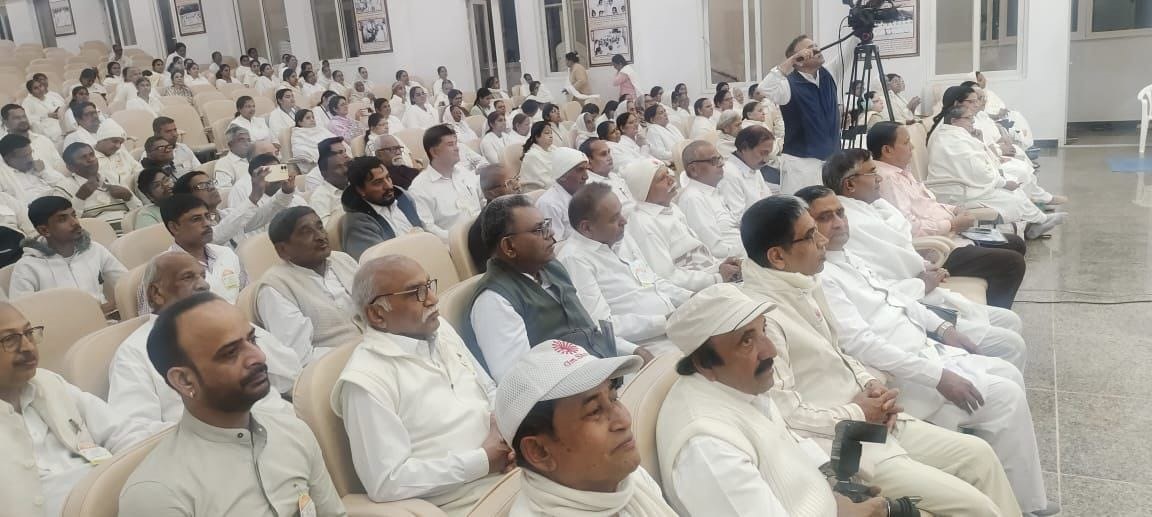 रिट्रीट में देशभर से आए चार सौ से अधिक लोग मौजूद रहे। रिट्रीट में देशभर से आए चार सौ से अधिक लोग मौजूद रहे।