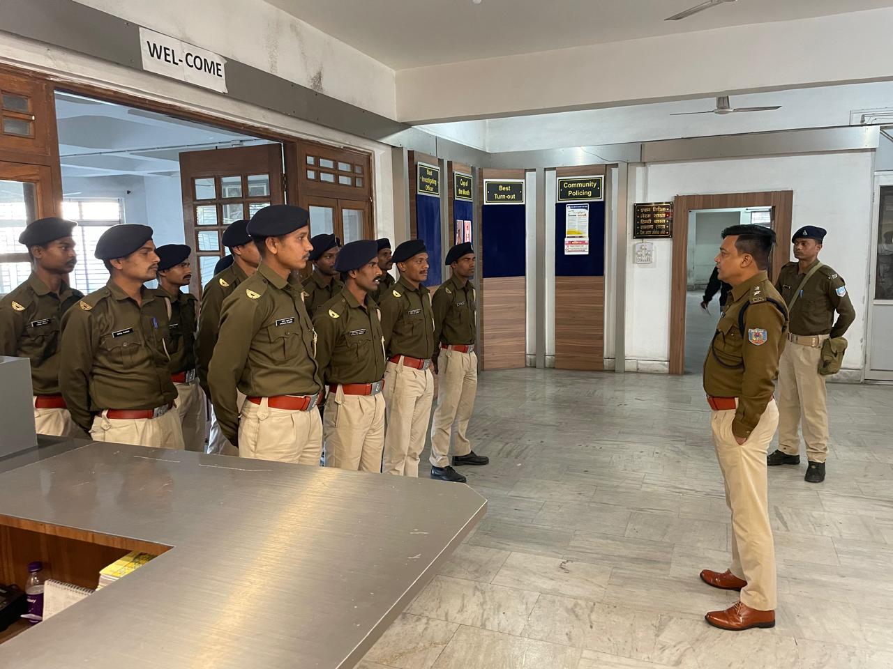 चौकीदारों को निर्देश देते एसपी अजय कुमार चौकीदारों को निर्देश देते एसपी अजय कुमार