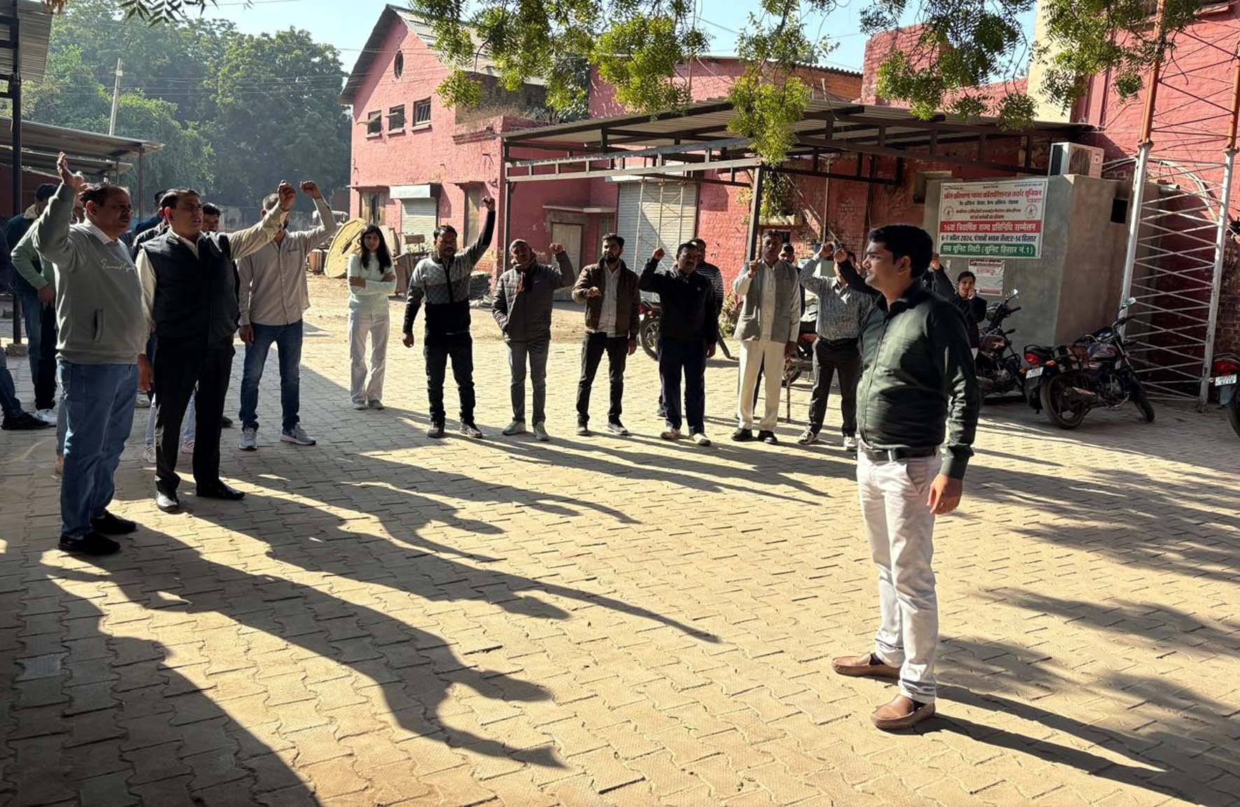 गेट मीटिंग के दौरान प्रदर्शन करते बिजली कर्मचारी। गेट मीटिंग के दौरान प्रदर्शन करते बिजली कर्मचारी।