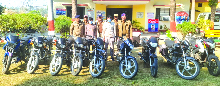पुलिस गिरफ्त में आरोपित पुलिस गिरफ्त में आरोपित