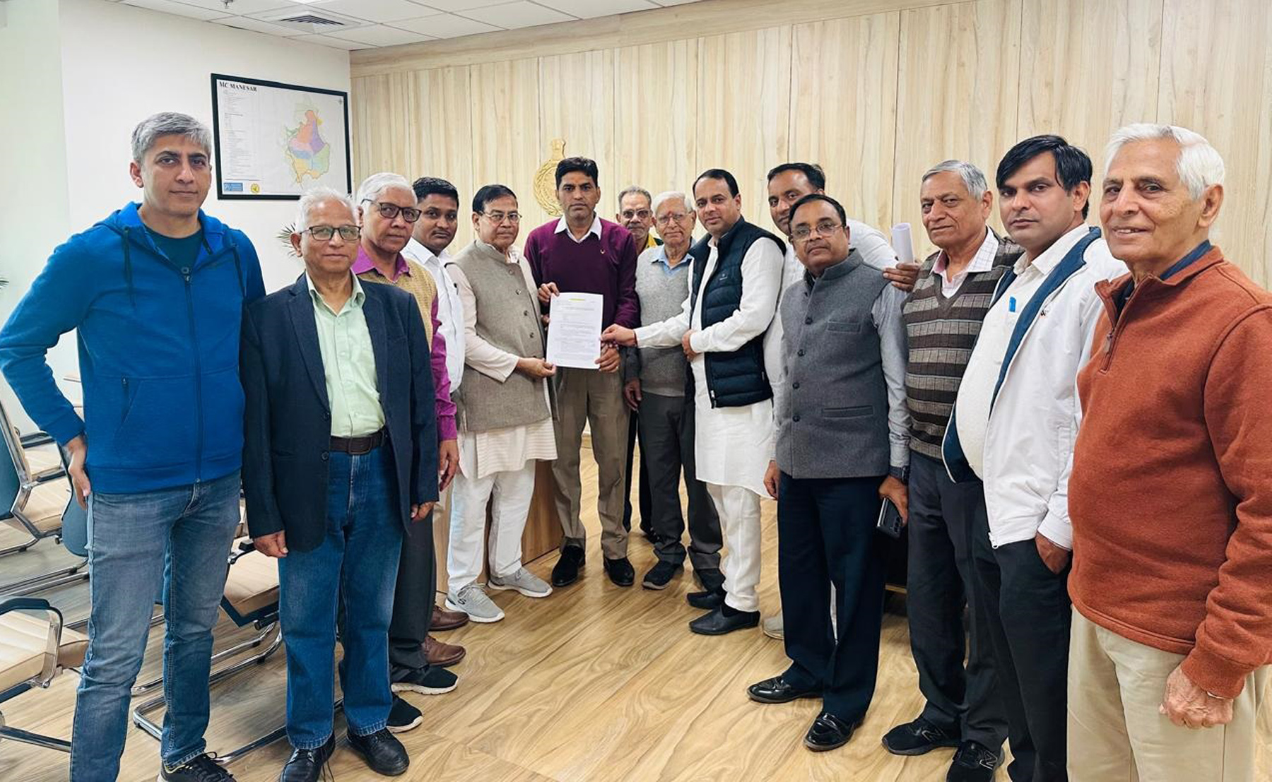 फोटो नंबर-02: मानेसर नगर निगम के अतिरिक्त आयुक्त को मांग पत्र सौंपते सरपंच सुंदर लाल यादव व सोसायटियों के लोग। फोटो नंबर-02: मानेसर नगर निगम के अतिरिक्त आयुक्त को मांग पत्र सौंपते सरपंच सुंदर लाल यादव व सोसायटियों के लोग।
