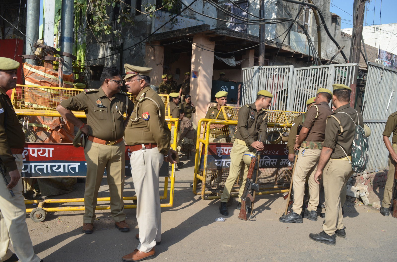 जन्मभूमि के पास सुरक्षा के दाैरान पुलिस फाेर्स जन्मभूमि के पास सुरक्षा के दाैरान पुलिस फाेर्स