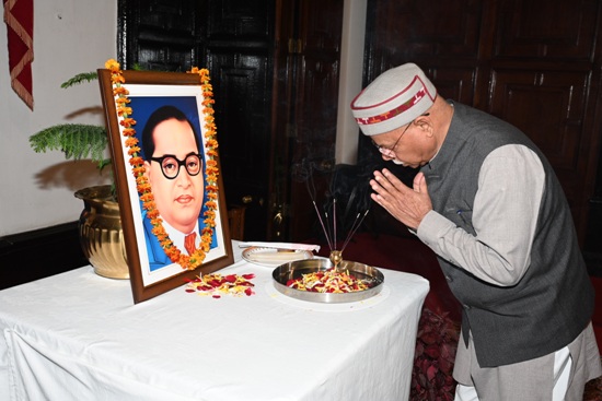 राज्यपाल शिव प्रताप शुक्ल ने डॉ.बी.आर.अम्बेडकर की पुण्यतिथि के अवसर पर श्रद्धांजलि अर्पित करते राज्यपाल शिव प्रताप शुक्ल ने डॉ.बी.आर.अम्बेडकर की पुण्यतिथि के अवसर पर श्रद्धांजलि अर्पित करते