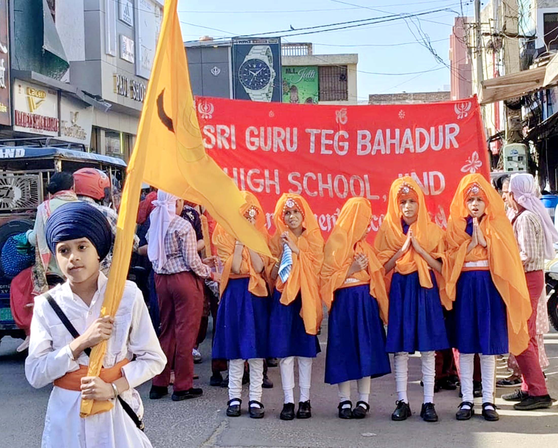 नगर कीर्तन के आगे चलते हुए छोटे बच्चे। नगर कीर्तन के आगे चलते हुए छोटे बच्चे।