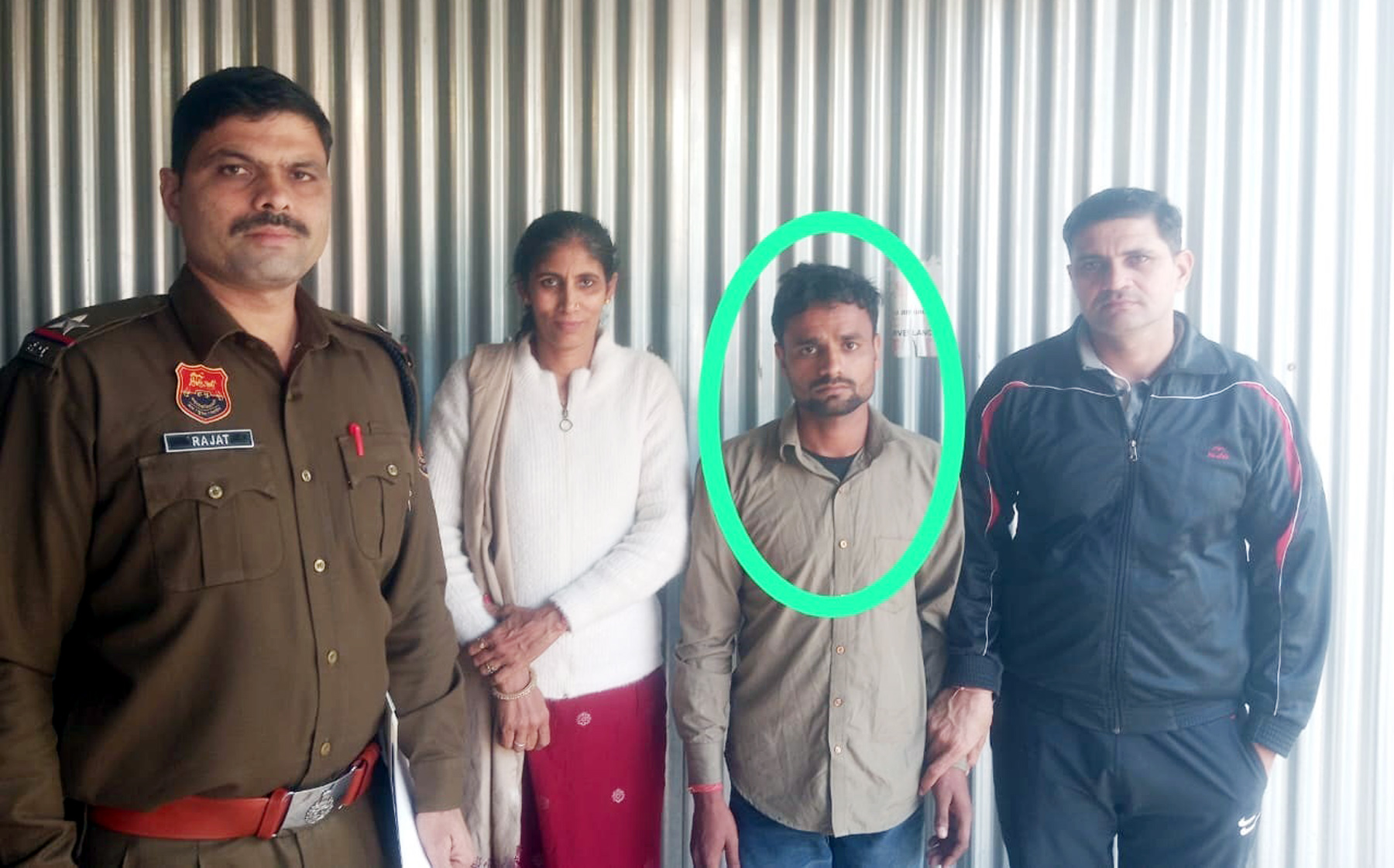 फोटो नंबर-01: पुलिस गिरफ्त में बच्चे के अपहरण का आरोपी वरुण। फोटो नंबर-01: पुलिस गिरफ्त में बच्चे के अपहरण का आरोपी वरुण।