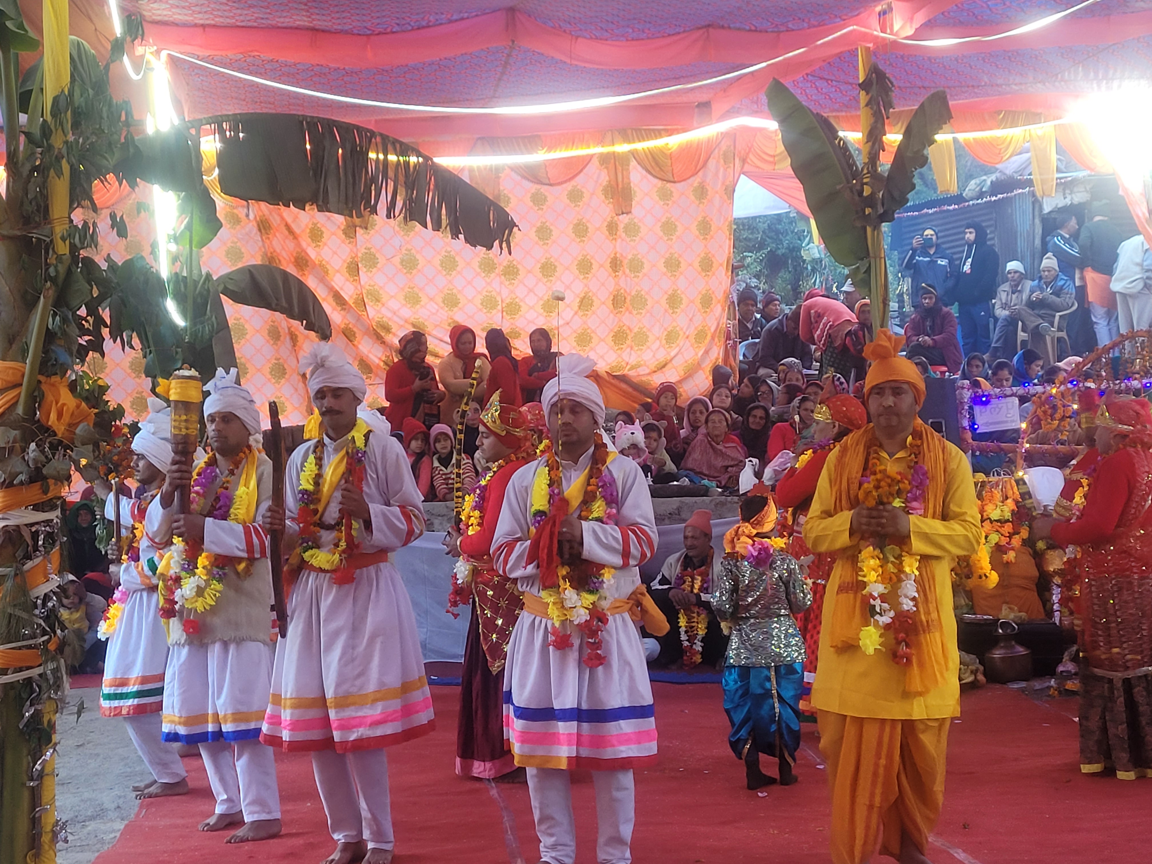 पांडव नृत्य करते भक्त पांडव नृत्य करते भक्त