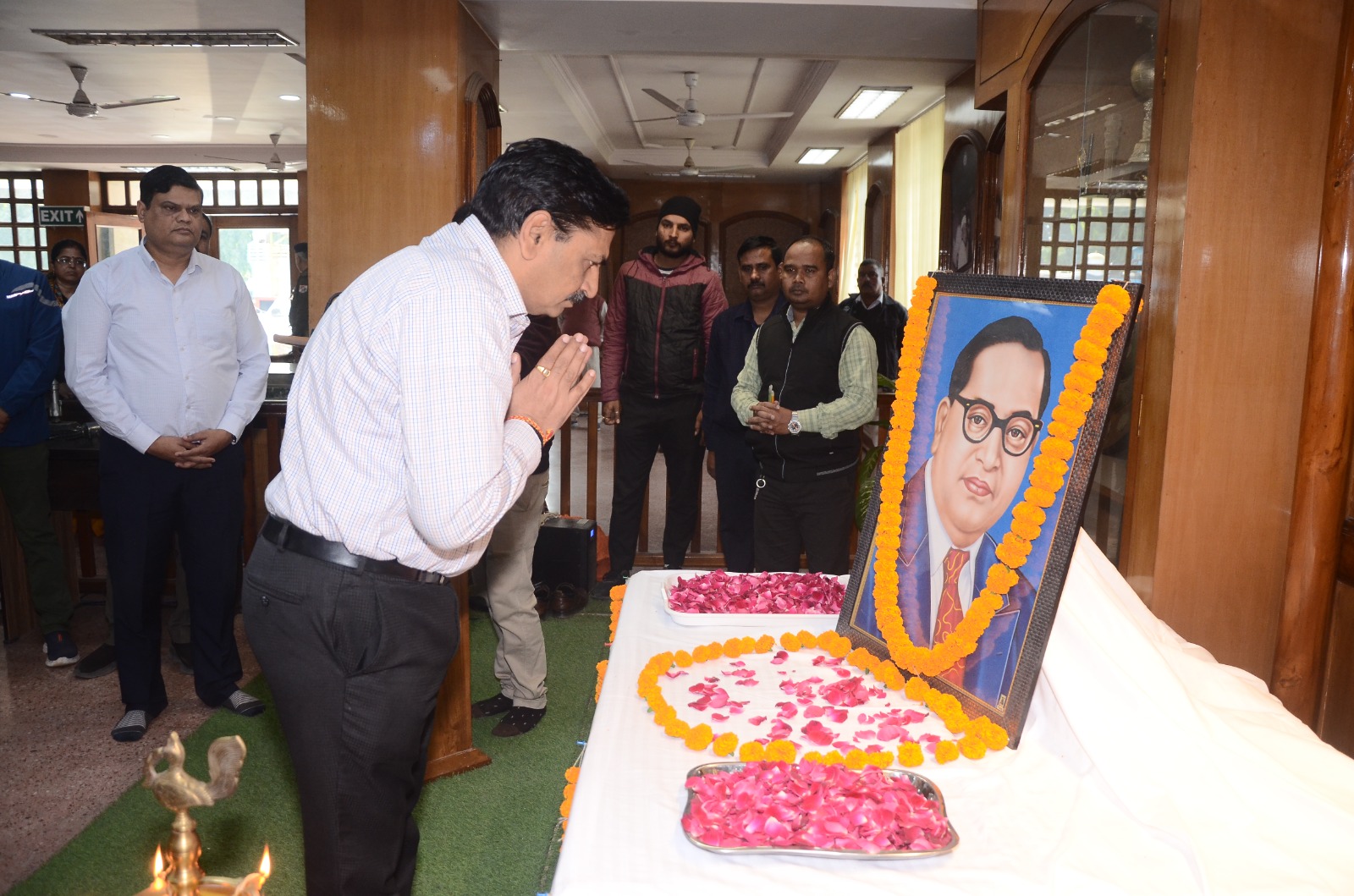 बरेका महाप्रबंधक बाबा साहेब को श्रद्धांजलि अर्पित करते हुए: फोटो बच्चा गुप्ता