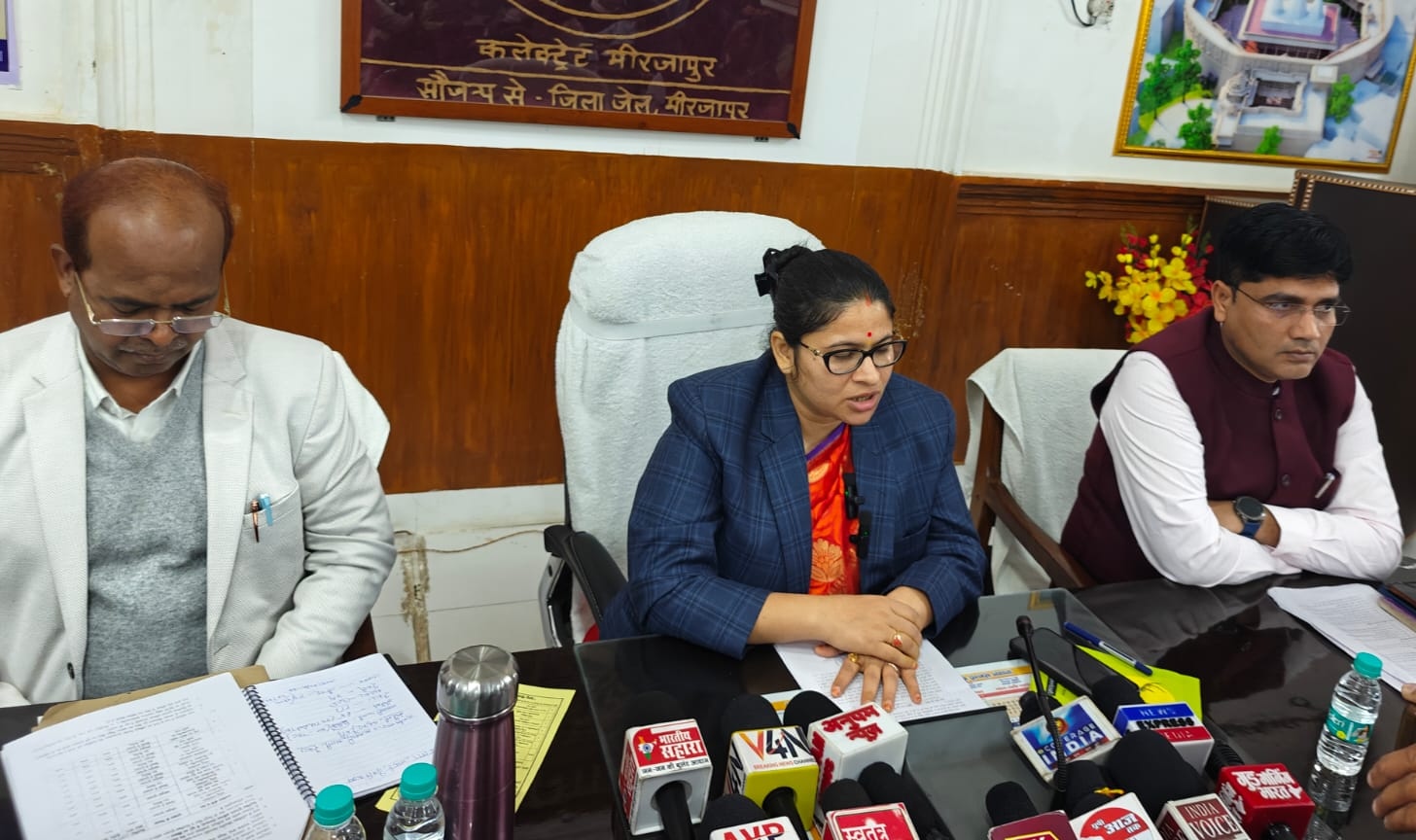 कलेक्ट्रेट सभागार में पत्रकार वार्ता करती जिलाधिकारी प्रियंका निरंजन व अन्य। कलेक्ट्रेट सभागार में पत्रकार वार्ता करती जिलाधिकारी प्रियंका निरंजन व अन्य।