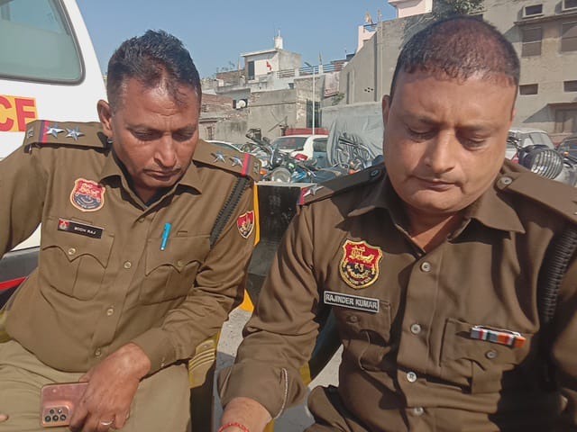 कार्रवाई करते पुलिस कर्मी कार्रवाई करते पुलिस कर्मी