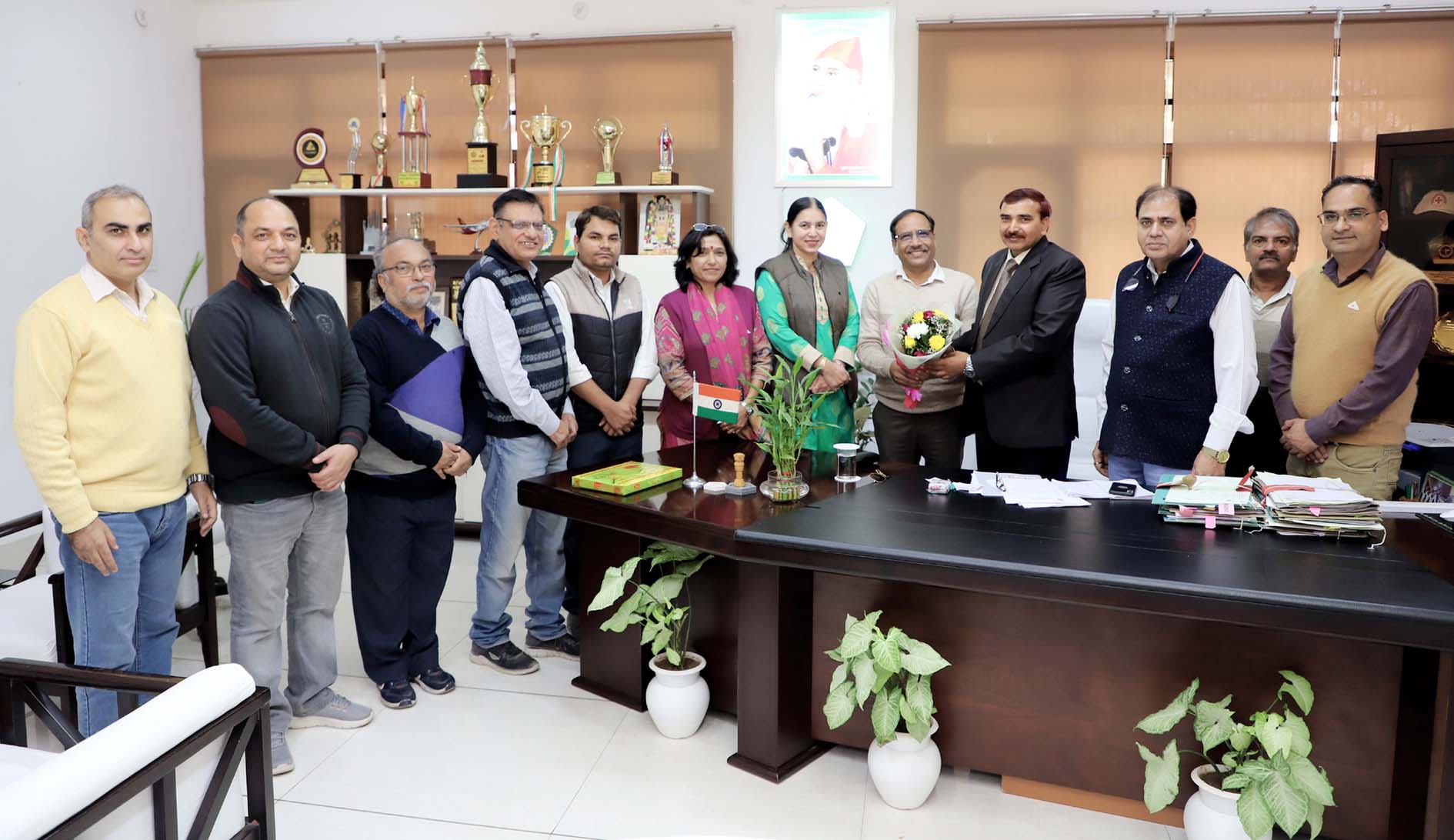 प्रो. आरएस कुंडू को शुभकामनाएं देते कुलपति प्रो. नरसी राम बिश्नोई। प्रो. आरएस कुंडू को शुभकामनाएं देते कुलपति प्रो. नरसी राम बिश्नोई।