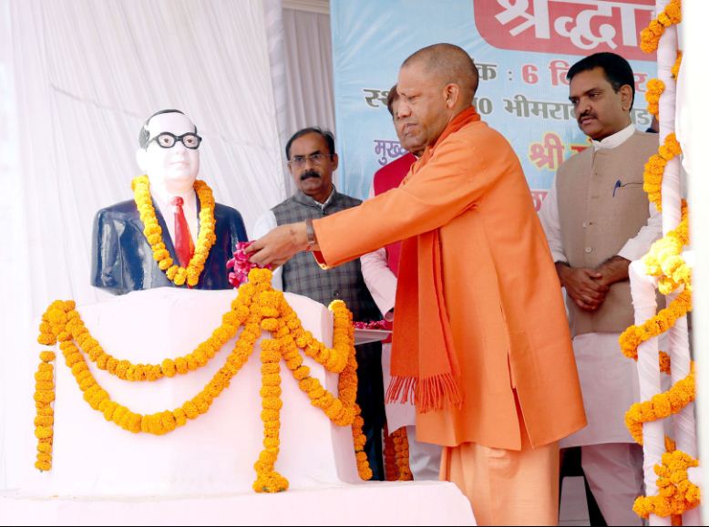 आम्बेडकर प्रतिमा पर पुष्पांजलि अर्पित करते मुख्यमंत्री योगी आम्बेडकर प्रतिमा पर पुष्पांजलि अर्पित करते मुख्यमंत्री योगी