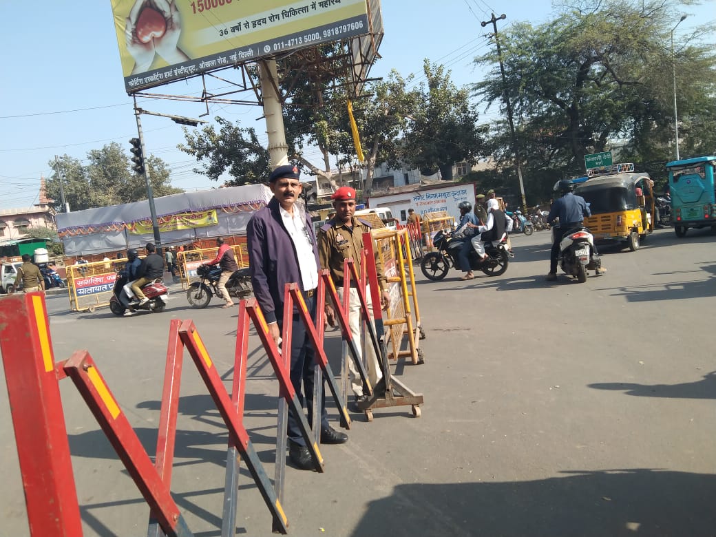 ईदगाह पर सुरक्षा का साया, चाैराहे पर तैनात पुलिस कमी ईदगाह पर सुरक्षा का साया, चाैराहे पर तैनात पुलिस कमी