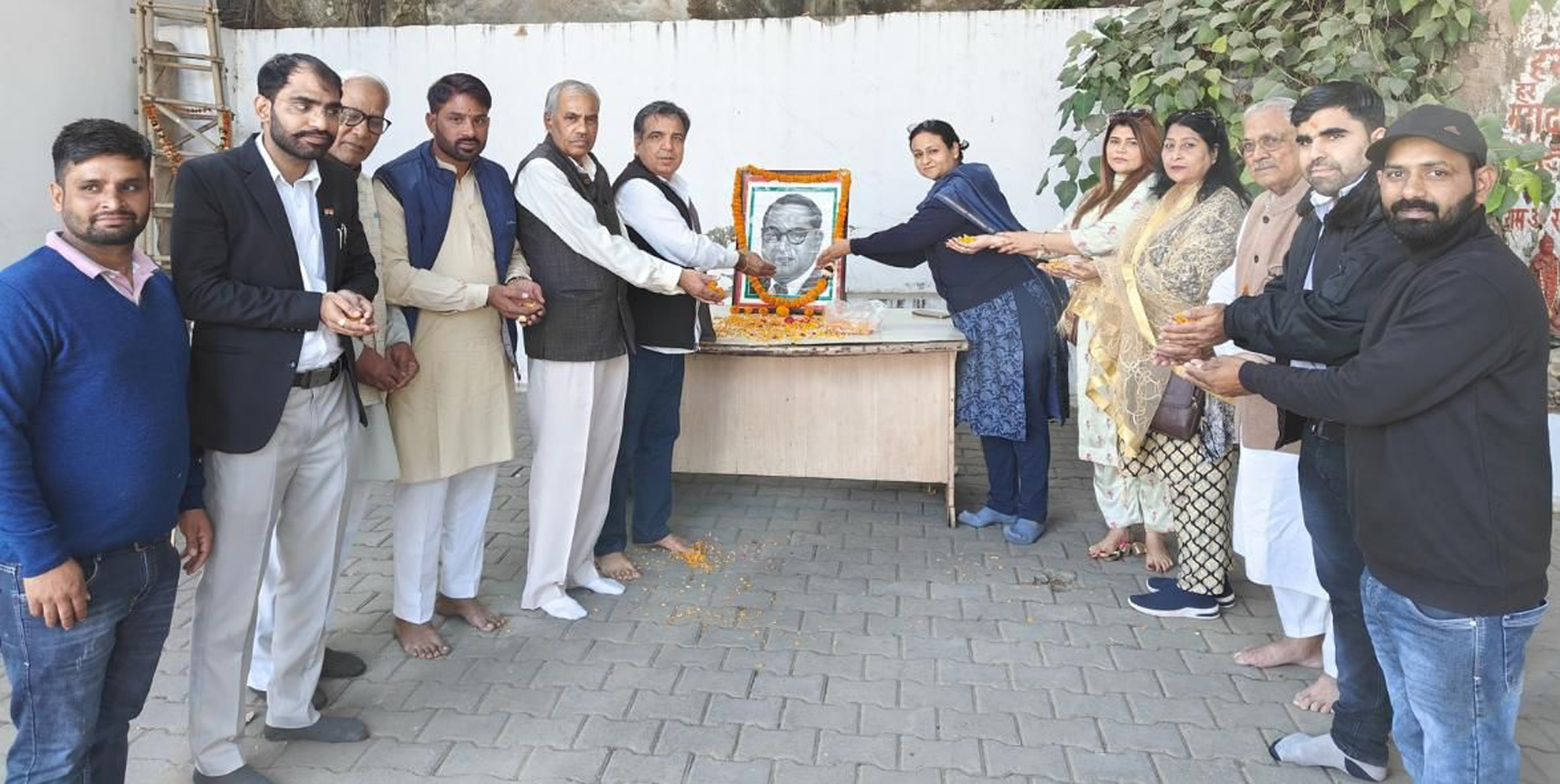 फोटो नंबर-03: गुरुग्राम स्थित कांग्रेस भवन में बाबा साहेब डा. भीम राव अंबेडकर को श्रद्धासुमन अर्पित करते कांग्रेस नेता। फोटो नंबर-03: गुरुग्राम स्थित कांग्रेस भवन में बाबा साहेब डा. भीम राव अंबेडकर को श्रद्धासुमन अर्पित करते कांग्रेस नेता।
